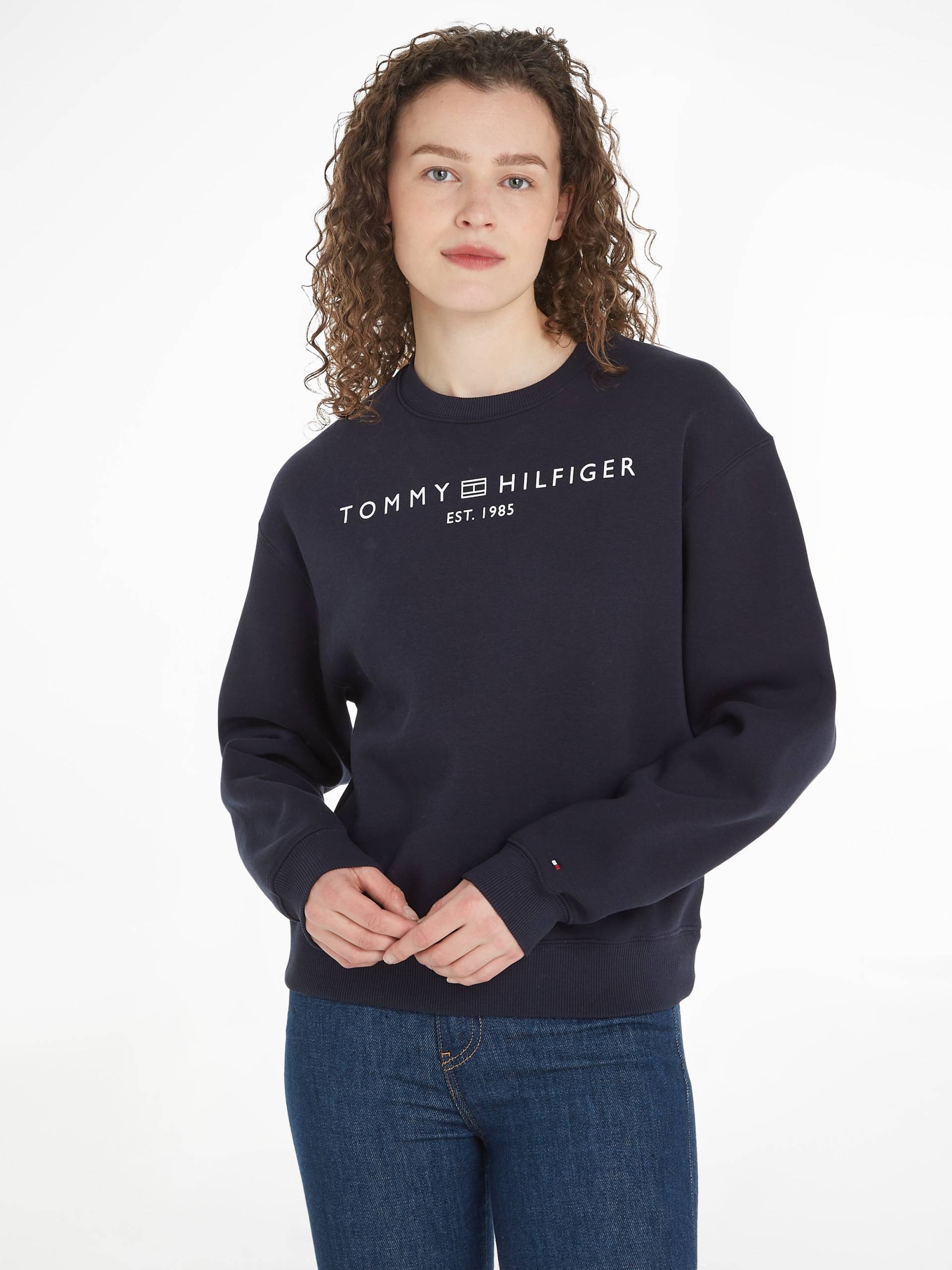 Tommy Hilfiger Sweatshirt »MDRN REG CORP LOGO C-NK SWTSHRT«, im hüftlangen Schnitt, Tommy Hilfiger Logoschriftzug mit Flag-Frame von TOMMY HILFIGER