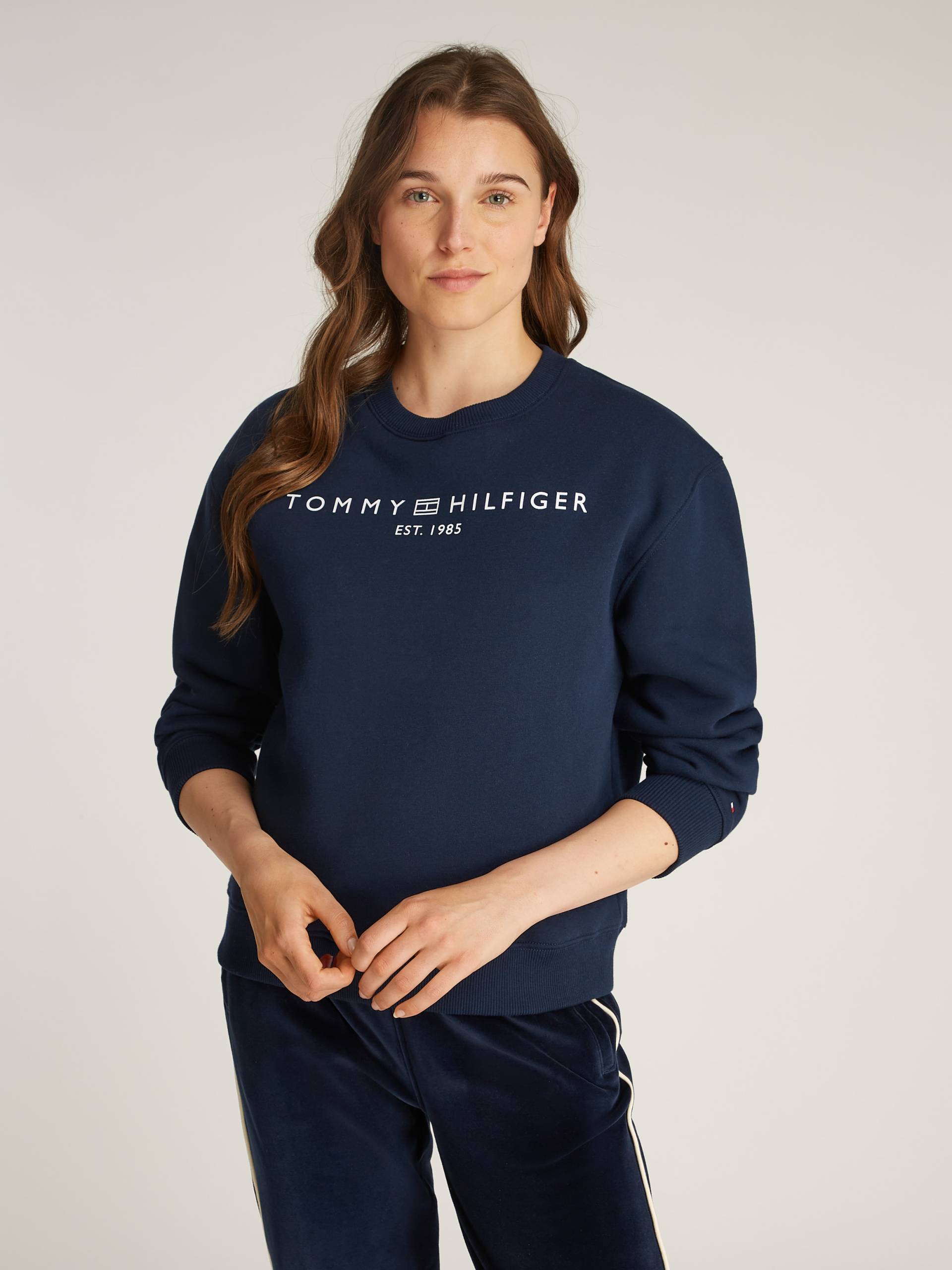 Tommy Hilfiger Sweatshirt »MDRN REG CORP LOGO C-NK SWTSHRT«, mit Logoschriftzug von TOMMY HILFIGER