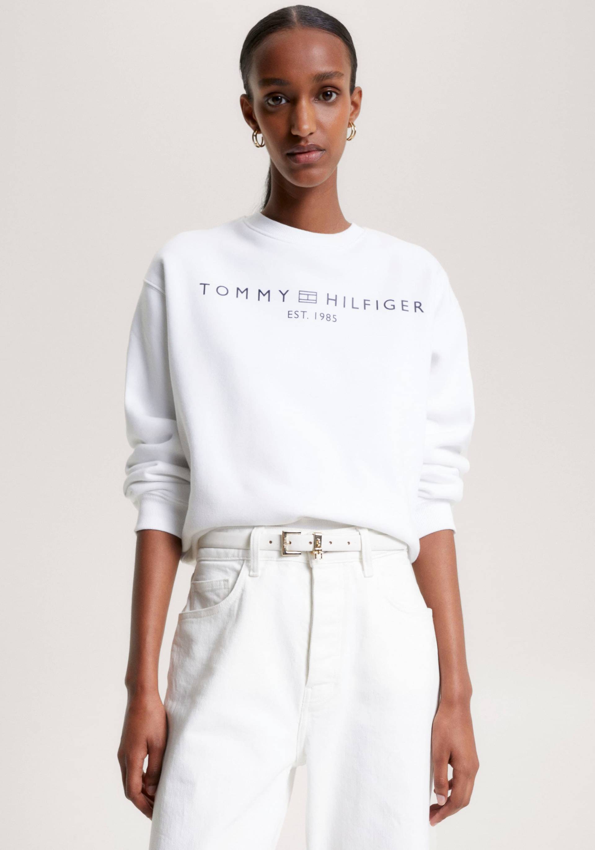 Tommy Hilfiger Sweatshirt »MDRN REG CORP LOGO C-NK SWTSHRT«, im hüftlangen Schnitt, Tommy Hilfiger Logoschriftzug mit Flag-Frame von TOMMY HILFIGER