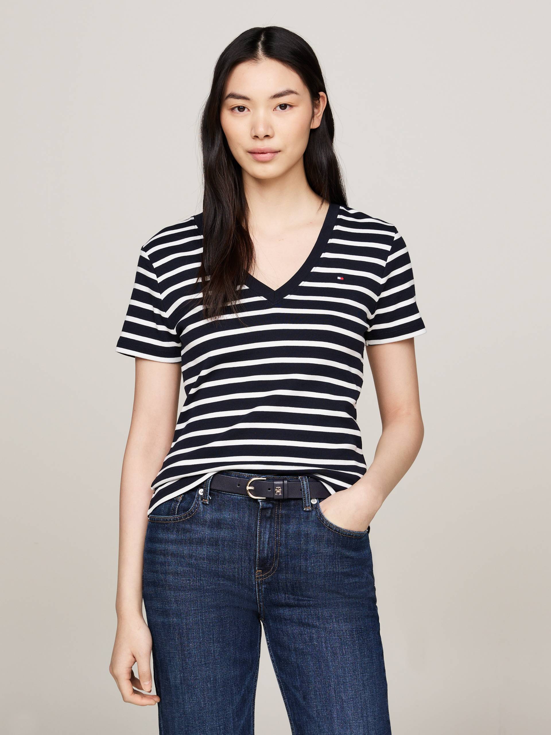 Tommy Hilfiger T-Shirt »SLIM CODY V-NK SS«, mit Logostickerei Tommy Hilfiger T-Shirt »SLIM CODY V-NK SS«, mit Logostickerei von TOMMY HILFIGER
