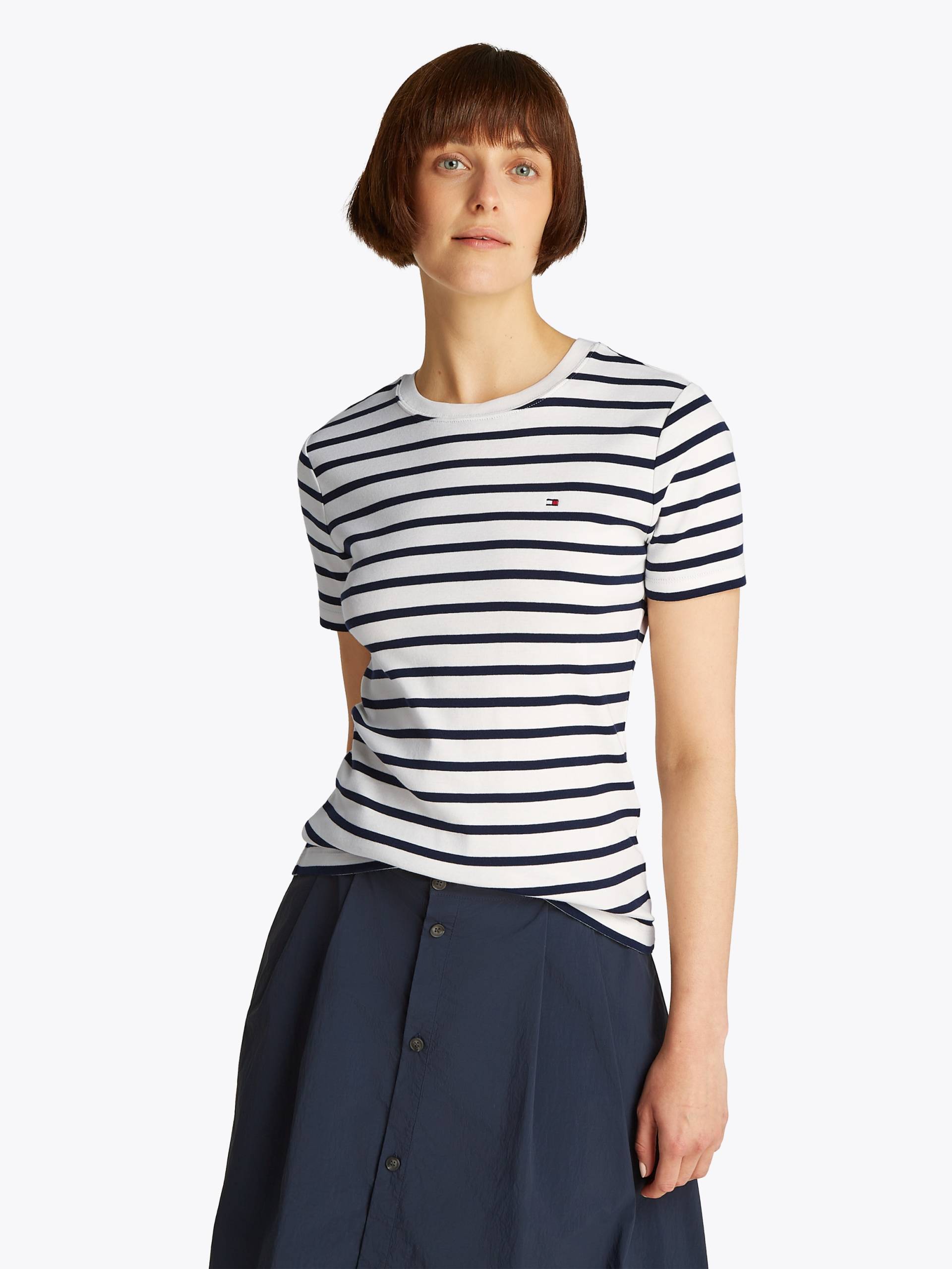 Tommy Hilfiger T-Shirt »SLIM CODY C-NK SS«, mit Logostickerei Tommy Hilfiger T-Shirt »SLIM CODY C-NK SS«, mit Logostickerei von TOMMY HILFIGER
