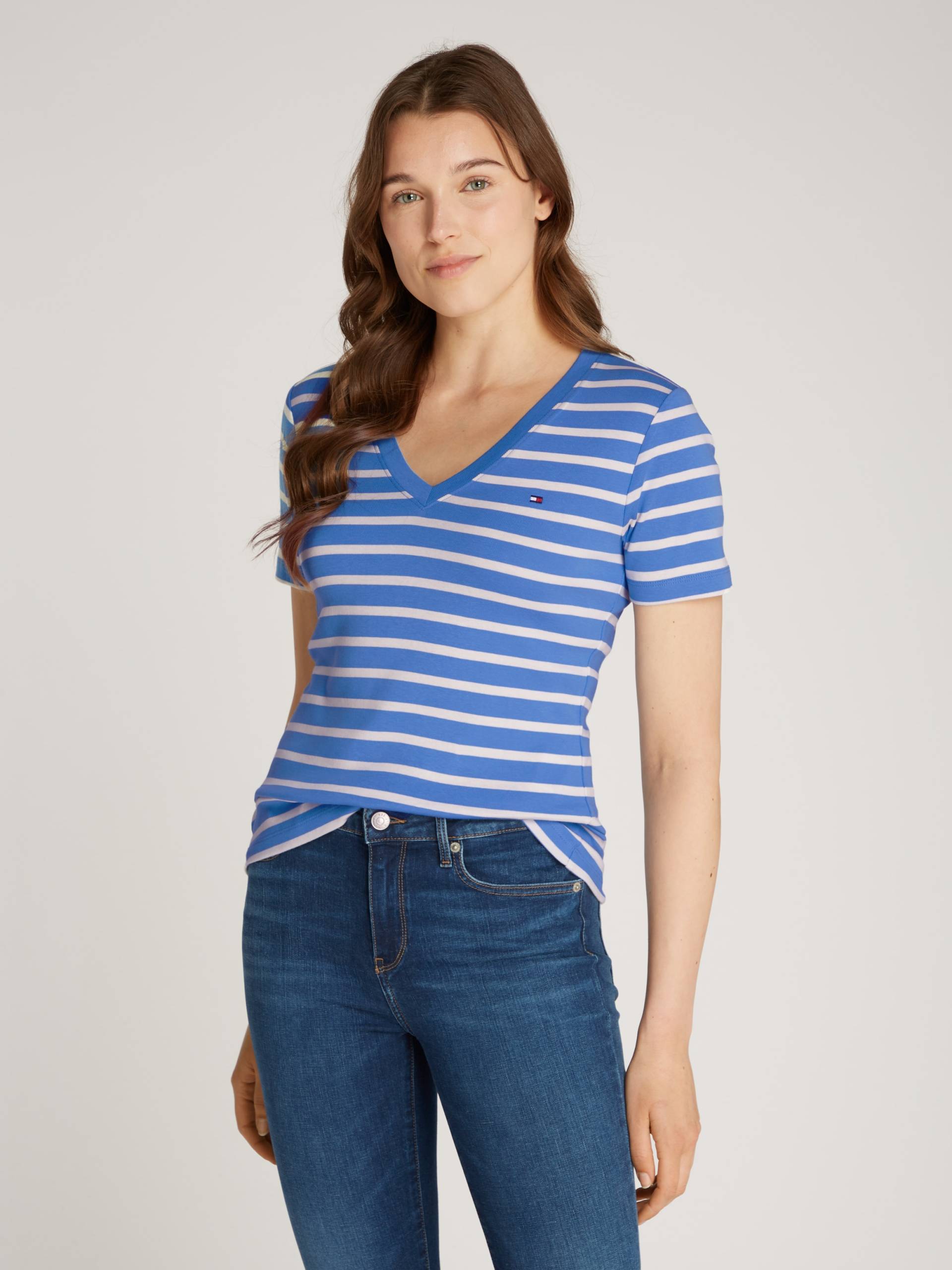 Tommy Hilfiger T-Shirt »SLIM CODY V-NK SS«, mit Logostickerei Tommy Hilfiger T-Shirt »SLIM CODY V-NK SS«, mit Logostickerei von TOMMY HILFIGER