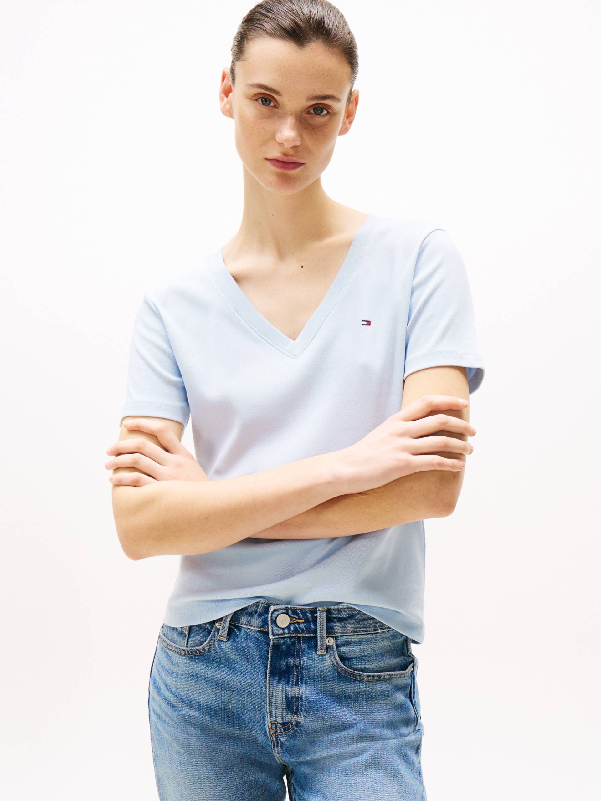 Tommy Hilfiger T-Shirt »SLIM CODY V-NK SS«, mit Logostickerei Tommy Hilfiger T-Shirt »SLIM CODY V-NK SS«, mit Logostickerei von TOMMY HILFIGER