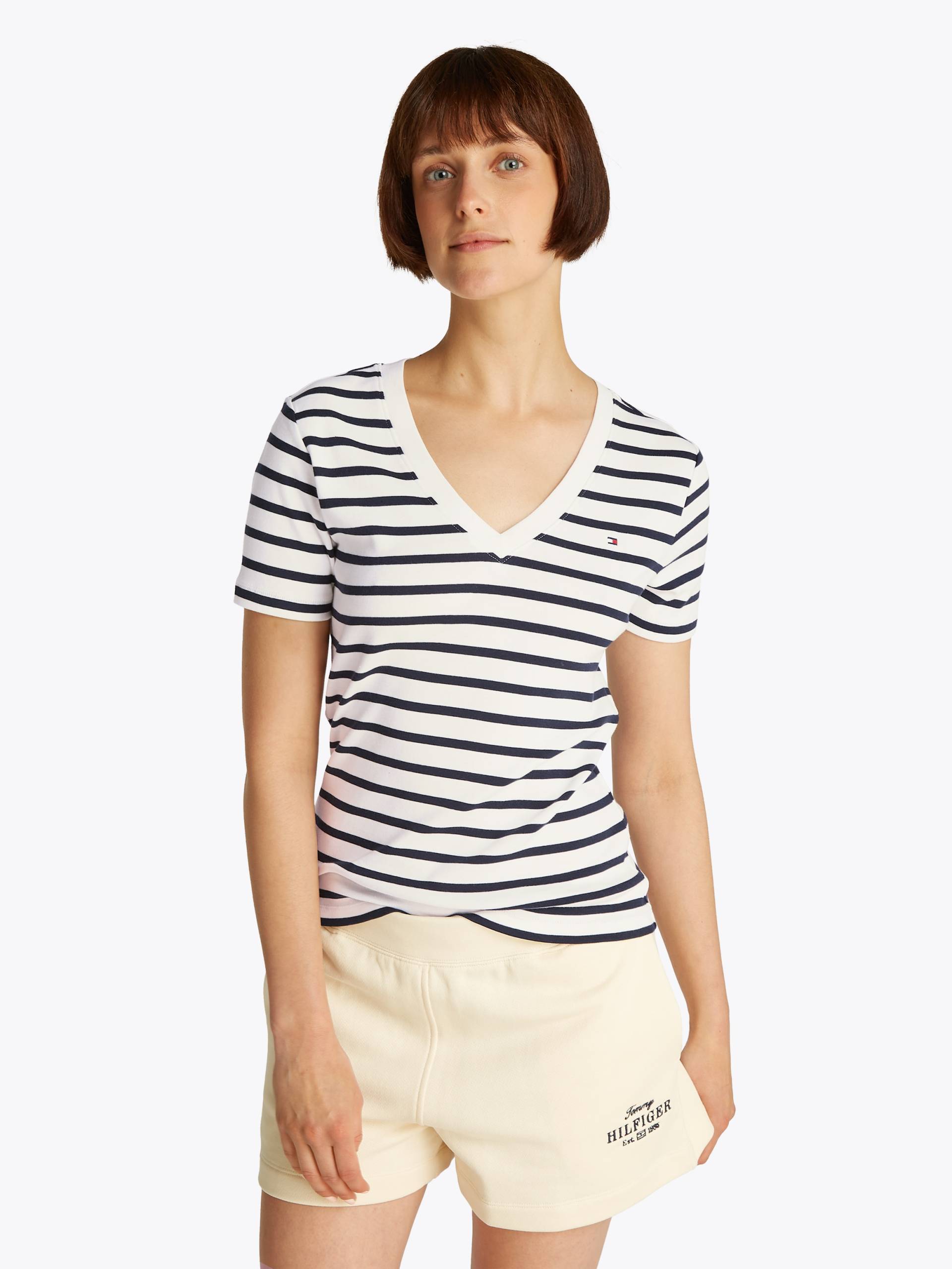 Tommy Hilfiger T-Shirt »SLIM CODY V-NK SS«, mit Logostickerei Tommy Hilfiger T-Shirt »SLIM CODY V-NK SS«, mit Logostickerei von TOMMY HILFIGER