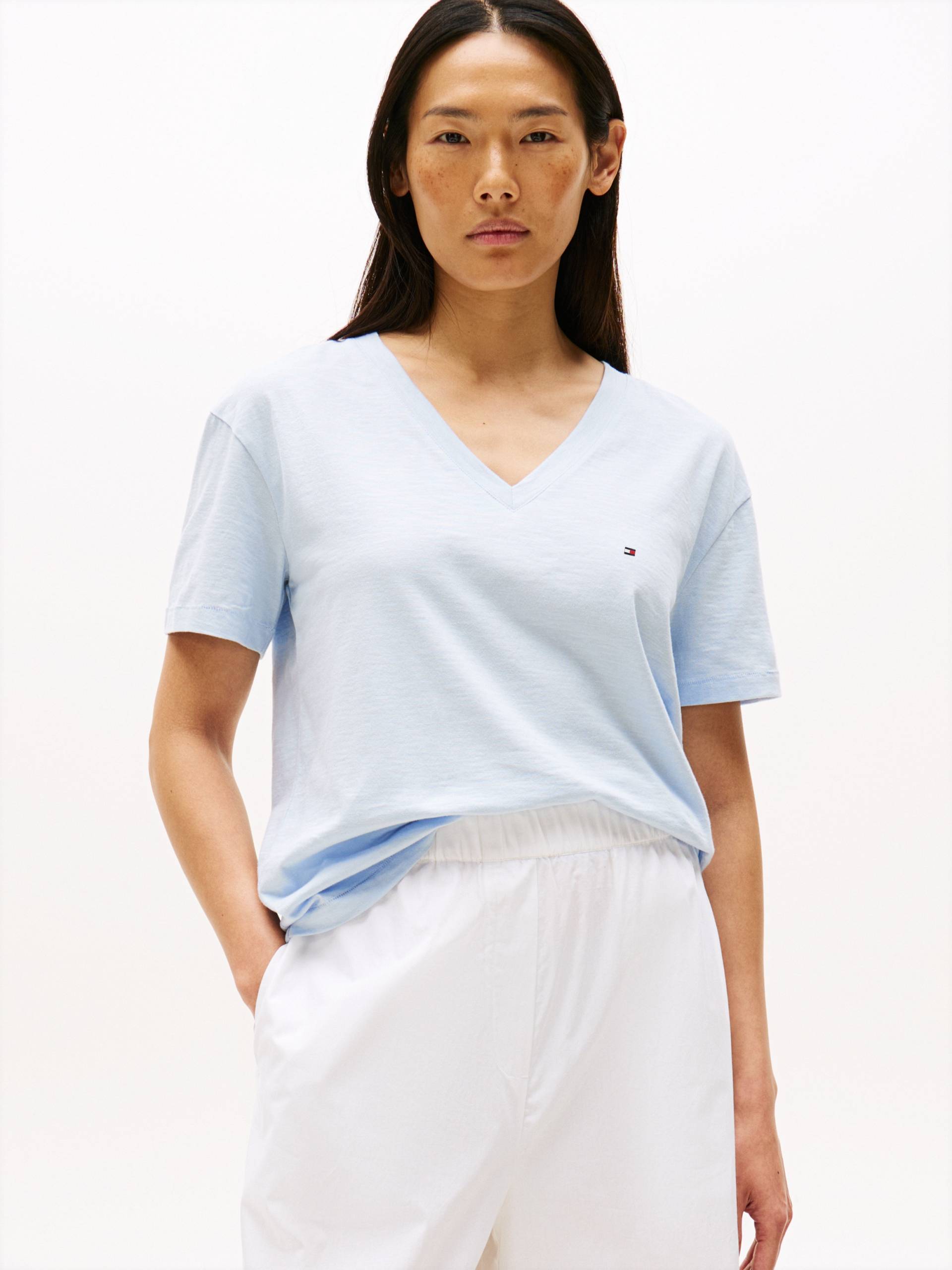 Tommy Hilfiger T-Shirt »SLUB CROP V-NK SS«, mit offener Kante, mit Logostickerei Tommy Hilfiger T-Shirt »SLUB CROP V-NK SS«, mit offener Kante, mit Logostickerei von TOMMY HILFIGER