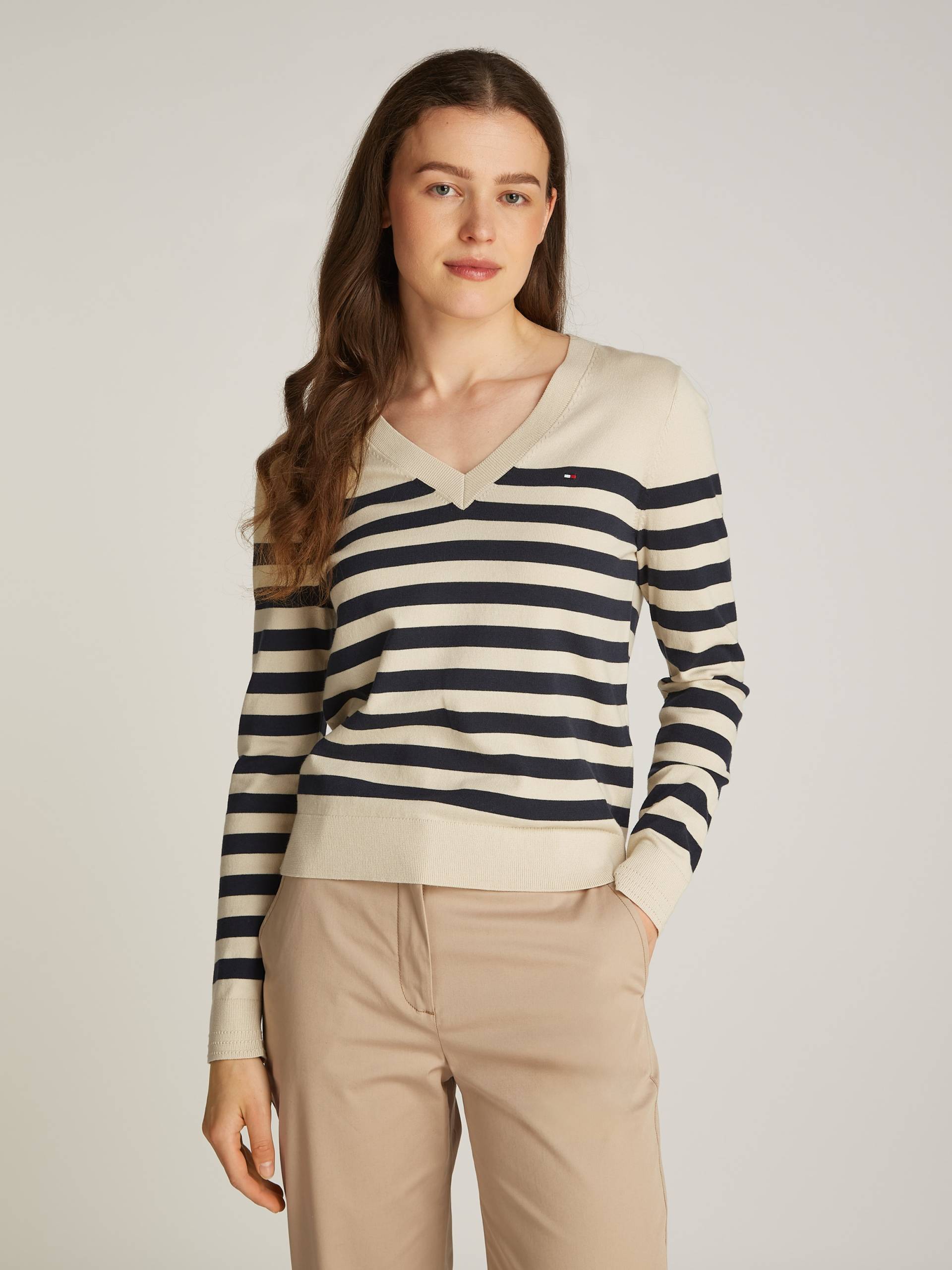 Tommy Hilfiger V-Ausschnitt-Pullover, mit Logo-Stickerei Tommy Hilfiger V-Ausschnitt-Pullover, mit Logo-Stickerei von TOMMY HILFIGER