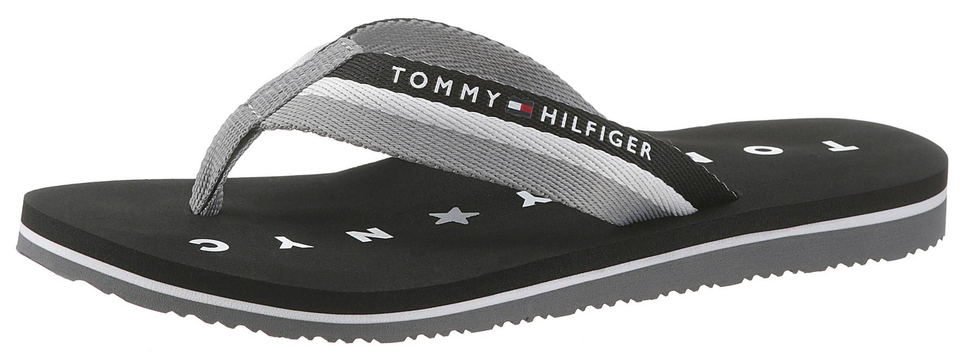 Tommy Hilfiger Zehentrenner »TOMMY LOVES NY BEACH SANDAL«, Sommerschuh, Schlappen, Poolsildes mit Logo ausf der Laufsohle von TOMMY HILFIGER