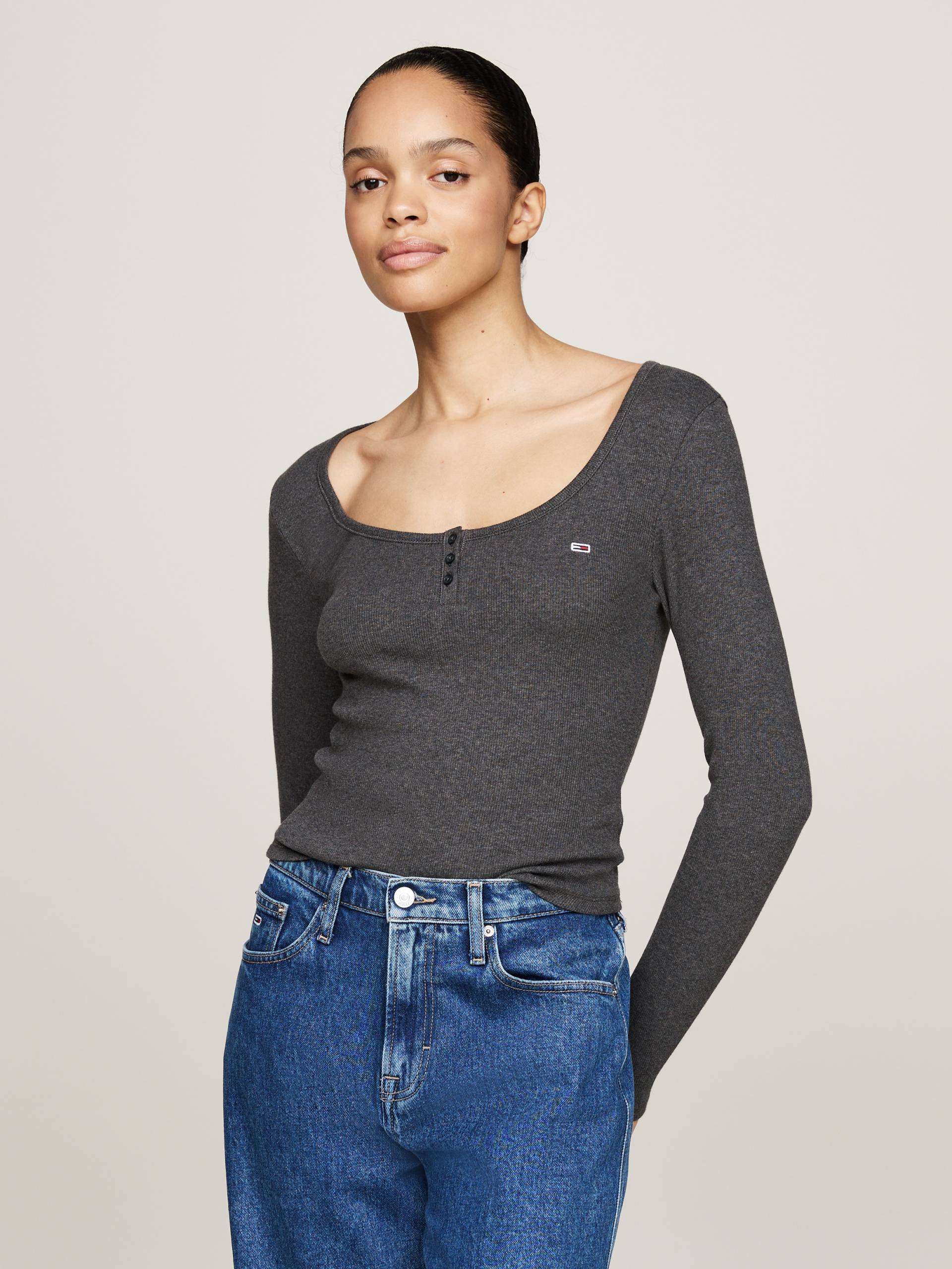 Tommy Jeans Curve Henleyshirt »TJW MELANGE HENLEY LS EXT«, mit tiefem Rundhals, Knopfleiste, Langarm, Logo-Flag von TOMMY JEANS Curve