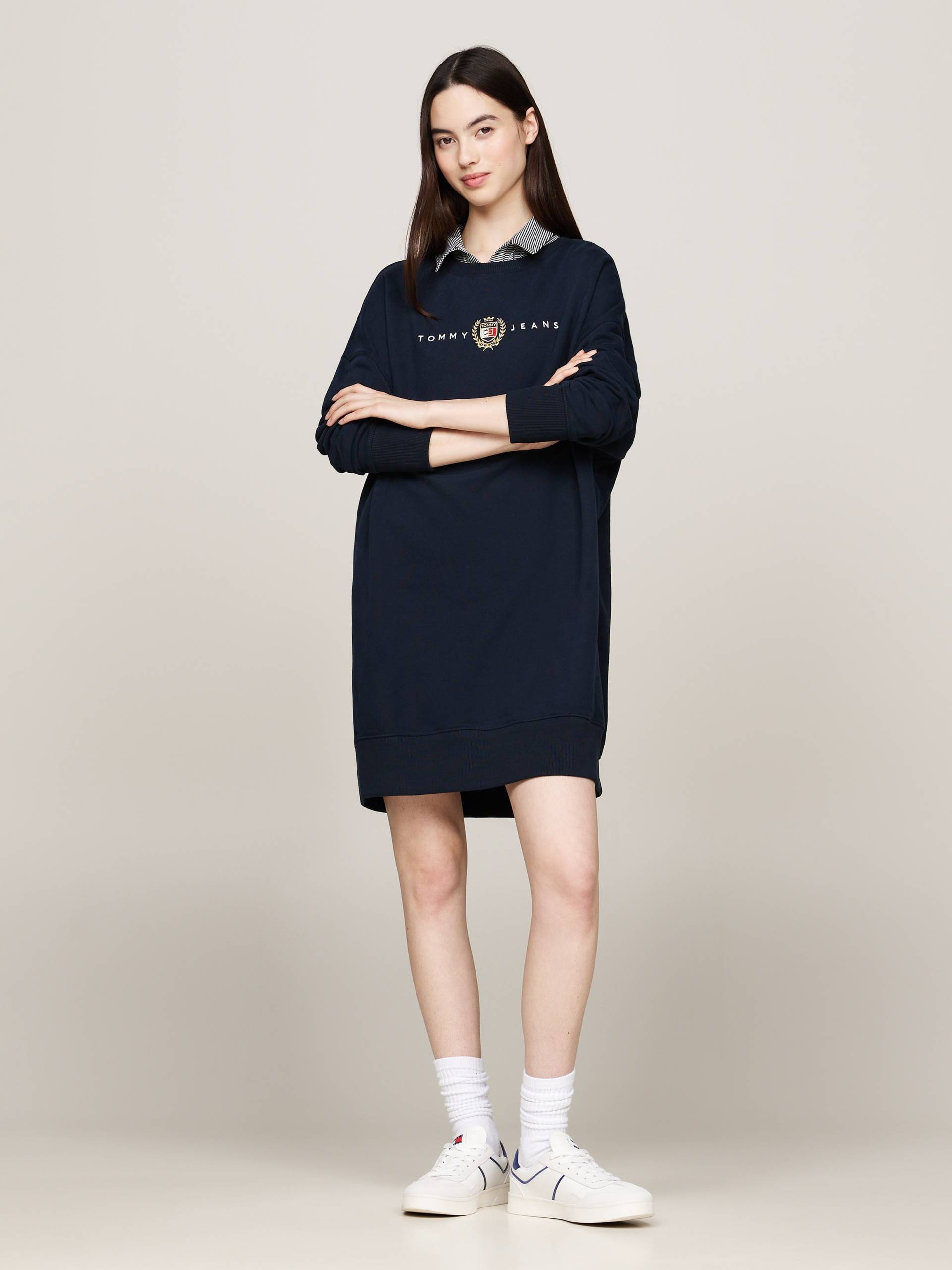 Tommy Jeans Curve Jerseykleid »TJW CREST LINEAR CREW DRESS EXT«, in Grossen Grössen, Linear Logoschriftzug von TOMMY JEANS Curve