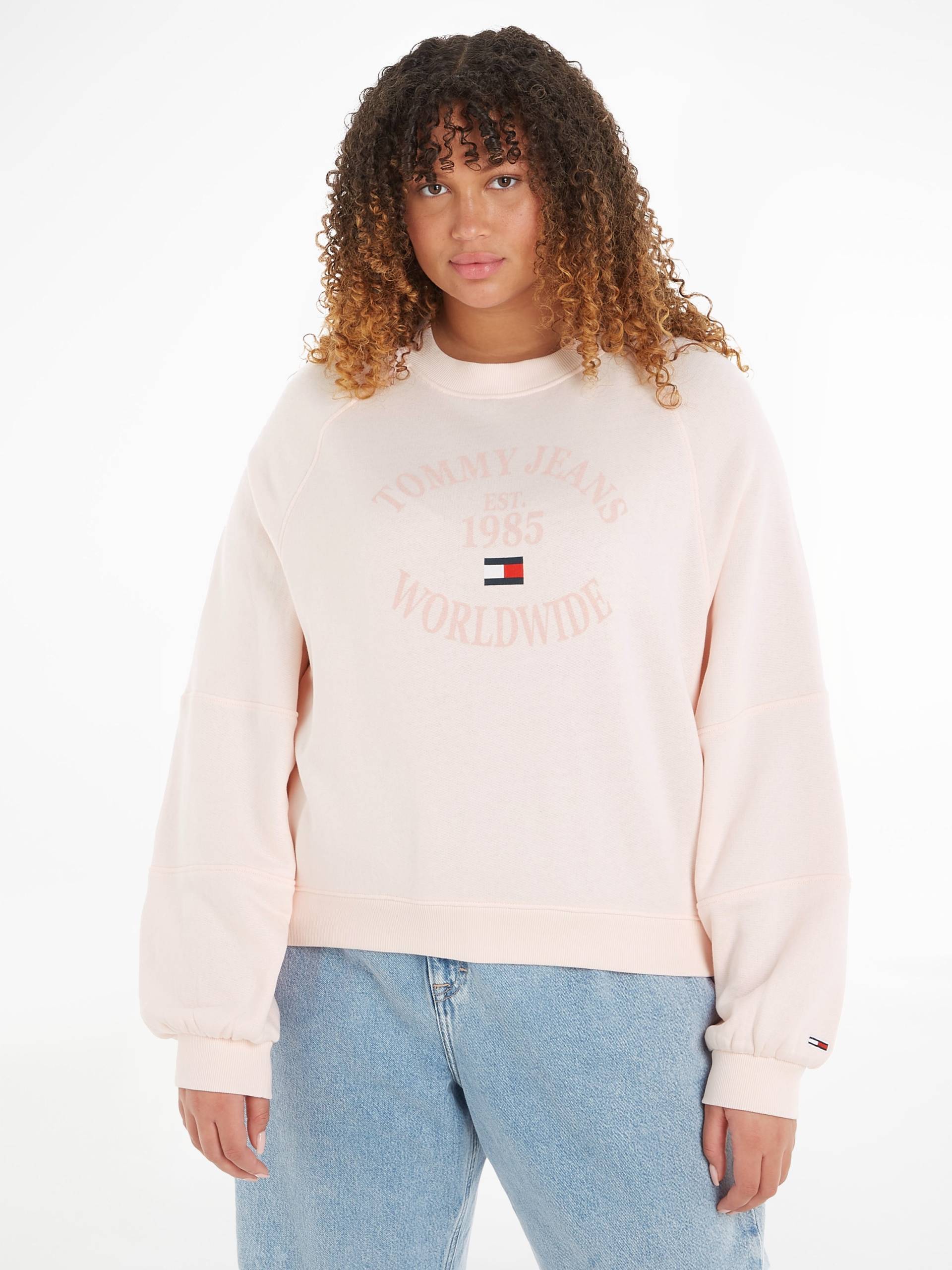 Tommy Jeans Curve Sweatshirt »TJW CRV RLX WORLDWIDE RGLN CREW«, PLUS SIZE CURVE,mit modischem Tommy Jeans Logo-Schriftzug & Flag von TOMMY JEANS Curve