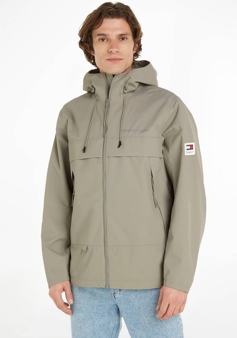 Tommy Jeans Plus Outdoorjacke »TJM TECH OUTDOOR CHICAGO EXT«, mit Kapuze, mit Logo-Schriftzug auf der Brust von TOMMY JEANS Plus