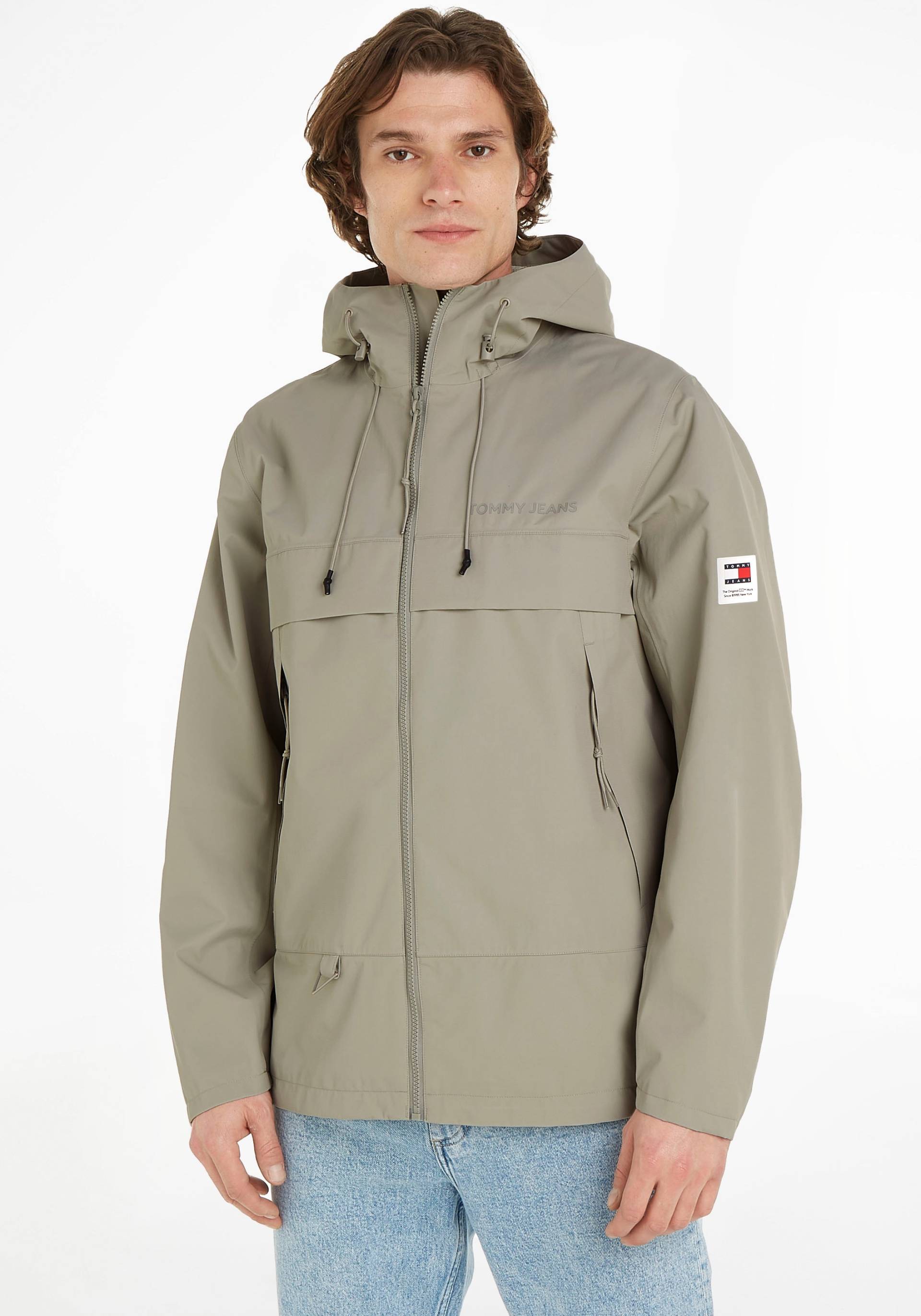 Tommy Jeans Plus Outdoorjacke »TJM TECH OUTDOOR CHICAGO EXT«, mit Kapuze, mit Logo-Schriftzug auf der Brust von TOMMY JEANS Plus