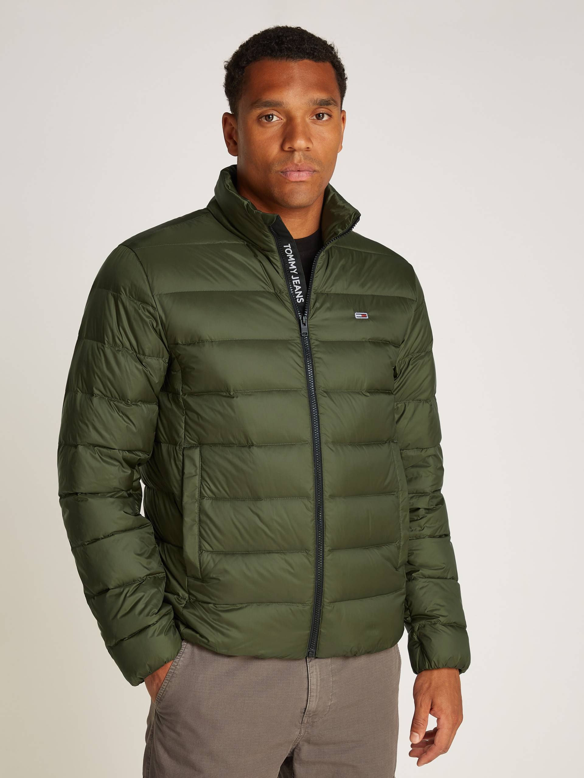 Tommy Jeans Plus Steppjacke »TJM LT DOWN JACKET EXT«, in Grossen Grössen, Logostickerei, Reissverschlusstaschen von TOMMY JEANS Plus