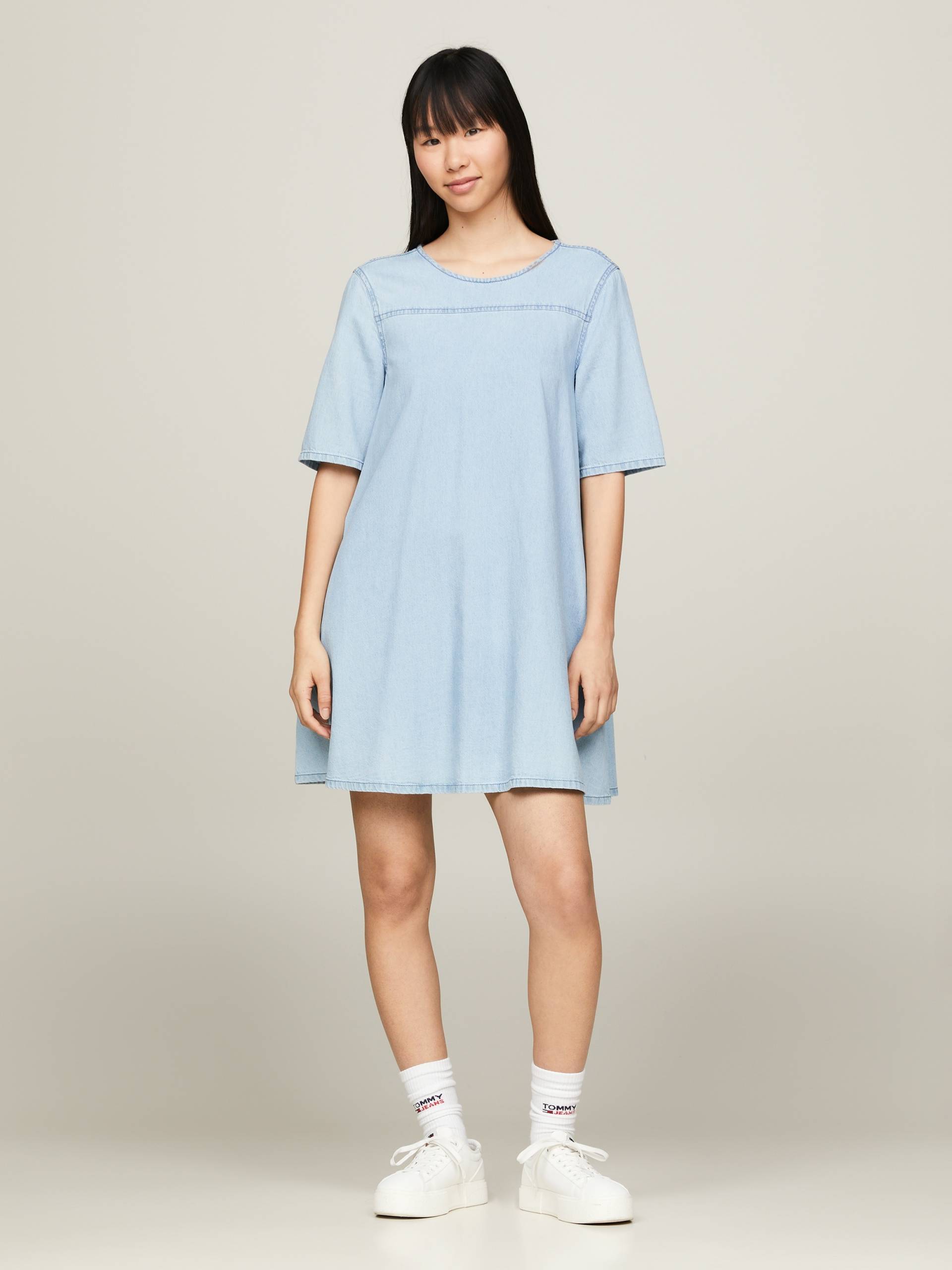 Tommy Jeans A-Linien-Kleid »TJW CHAMBRAY A-LINE SS DRESS EXT«, mit Tommy Jeans Flagge von TOMMY JEANS