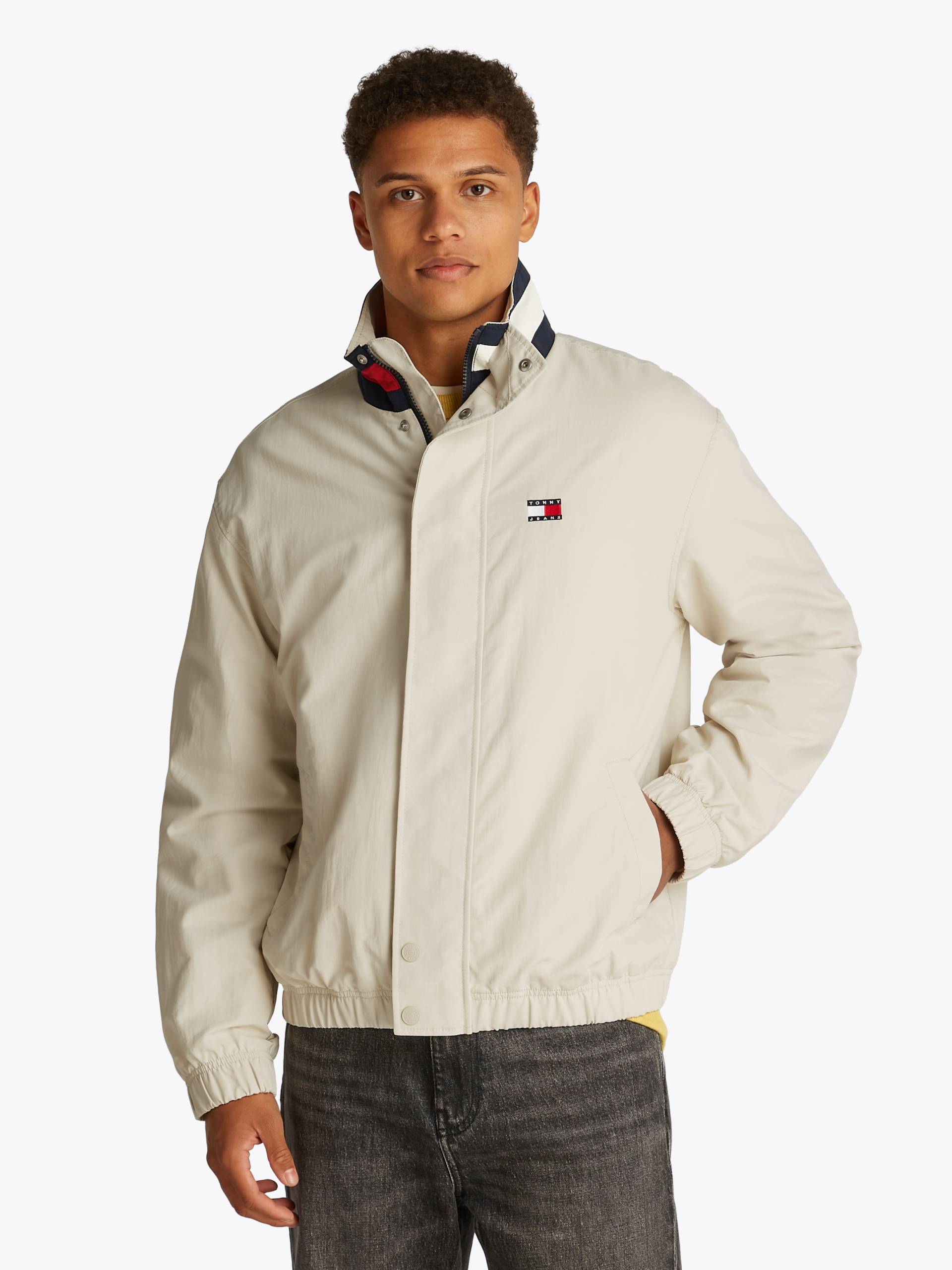 Tommy Jeans Allwetterjacke »TJM DNA COLLAR ESS JACKET«, ohne Kapuze, Mit Rundhalsausschnitt von TOMMY JEANS