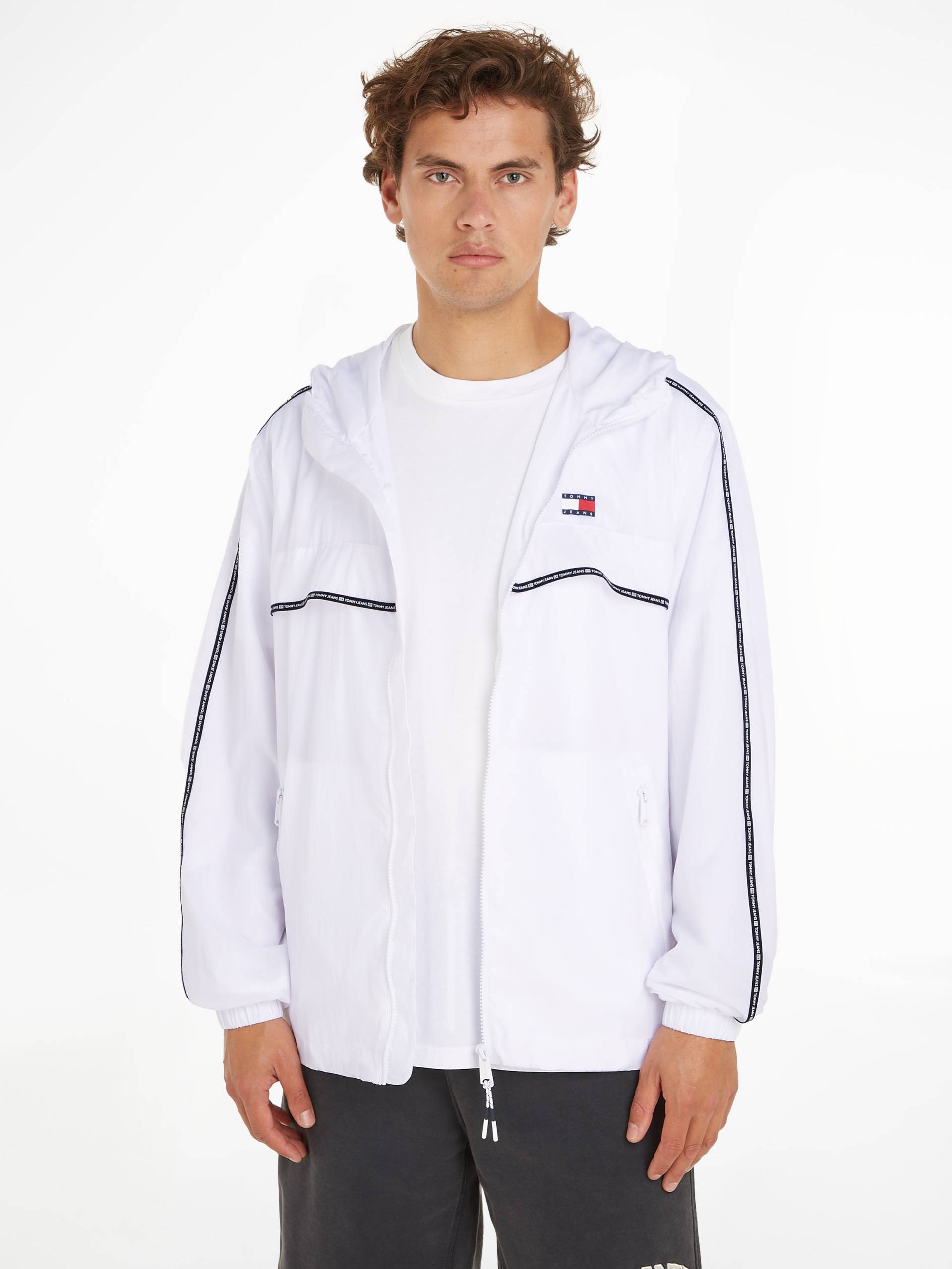 Tommy Jeans Blouson »TJM CHICAGO TAPE WINDBREAKER EXT«, mit Kapuze, Tape mit Markenschriftzug am Ärmel von TOMMY JEANS