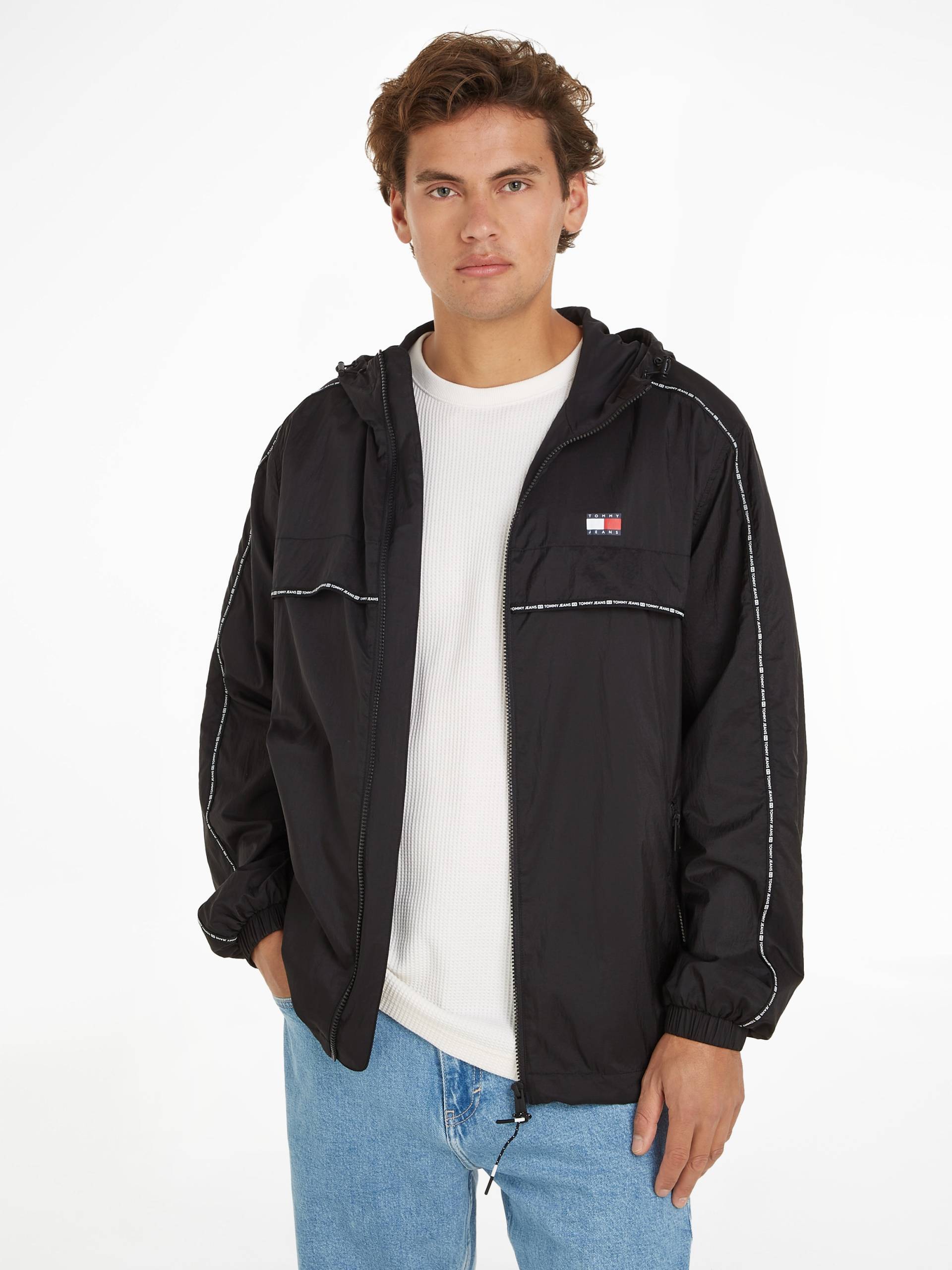 Tommy Jeans Blouson »TJM CHICAGO TAPE WINDBREAKER EXT«, mit Kapuze, Tape mit Markenschriftzug am Ärmel von TOMMY JEANS