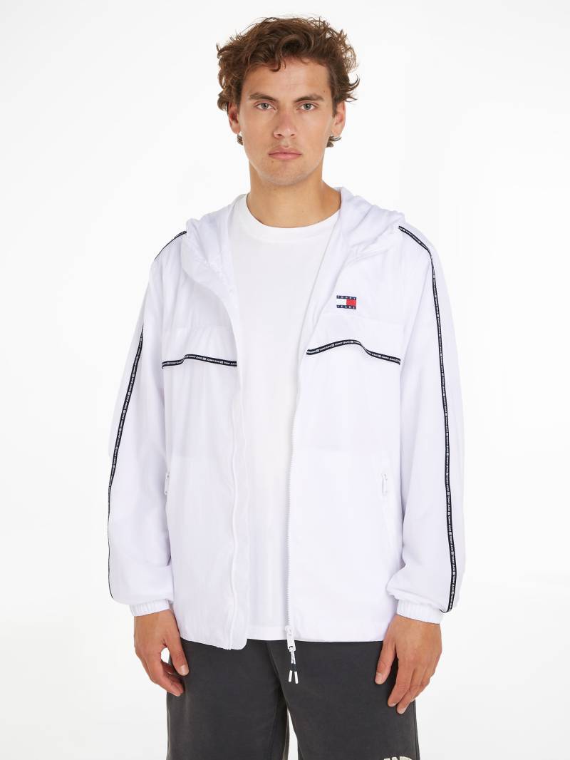 Tommy Jeans Blouson »TJM CHICAGO TAPE WINDBREAKER EXT«, mit Kapuze, Tape mit Markenschriftzug am Ärmel von TOMMY JEANS