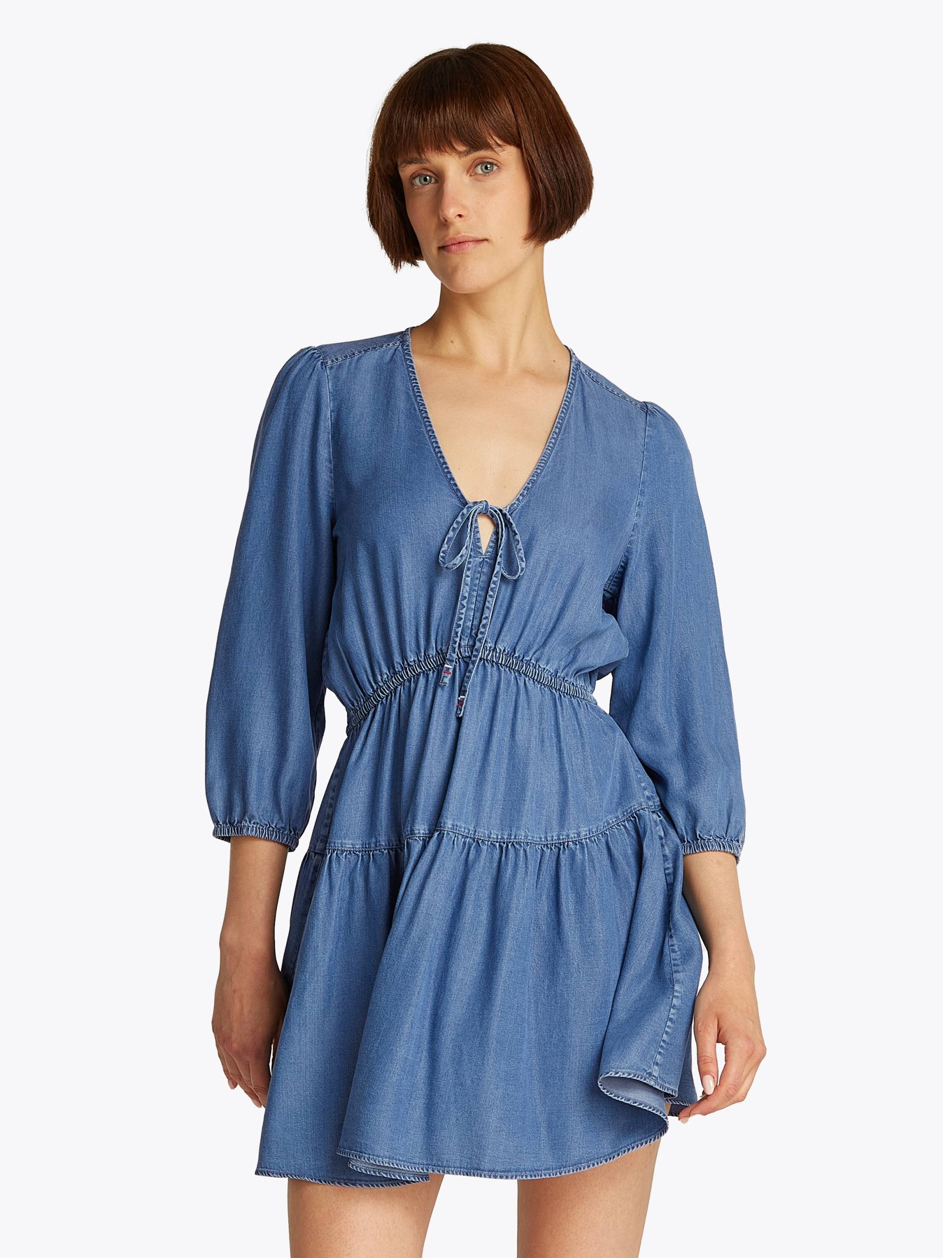 Tommy Jeans Blusenkleid »TJW CHAMBRAY MINI DRESS EXT«, mit Volant, in Mini-Länge Tommy Jeans Blusenkleid »TJW CHAMBRAY MINI DRESS EXT«, mit Volant, in Mini-Länge von TOMMY JEANS