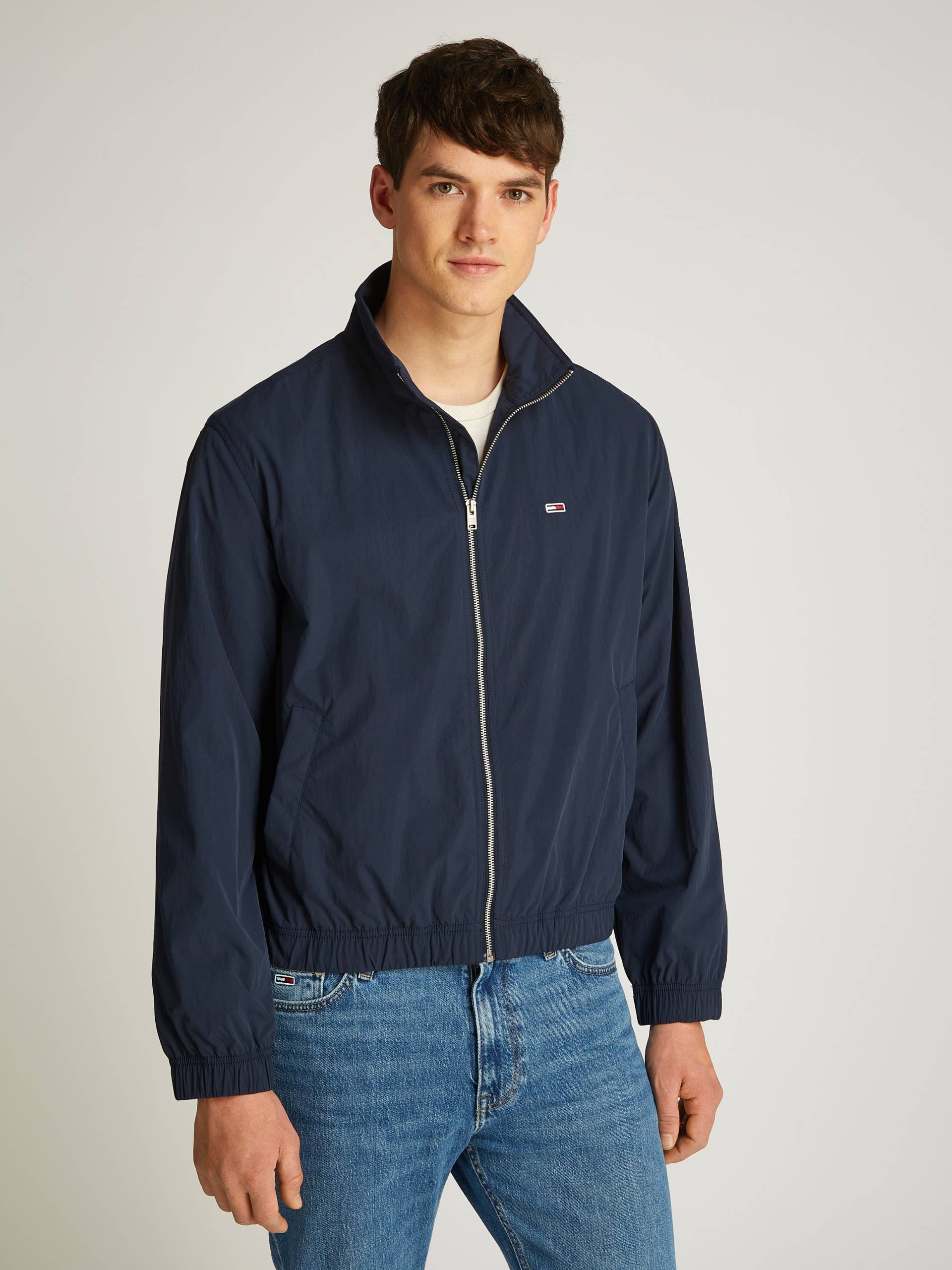 Tommy Jeans Bomberjacke »TJM ESSENTIAL JACKET EXT«, mit Logostickerei Tommy Jeans Bomberjacke »TJM ESSENTIAL JACKET EXT«, mit Logostickerei von TOMMY JEANS