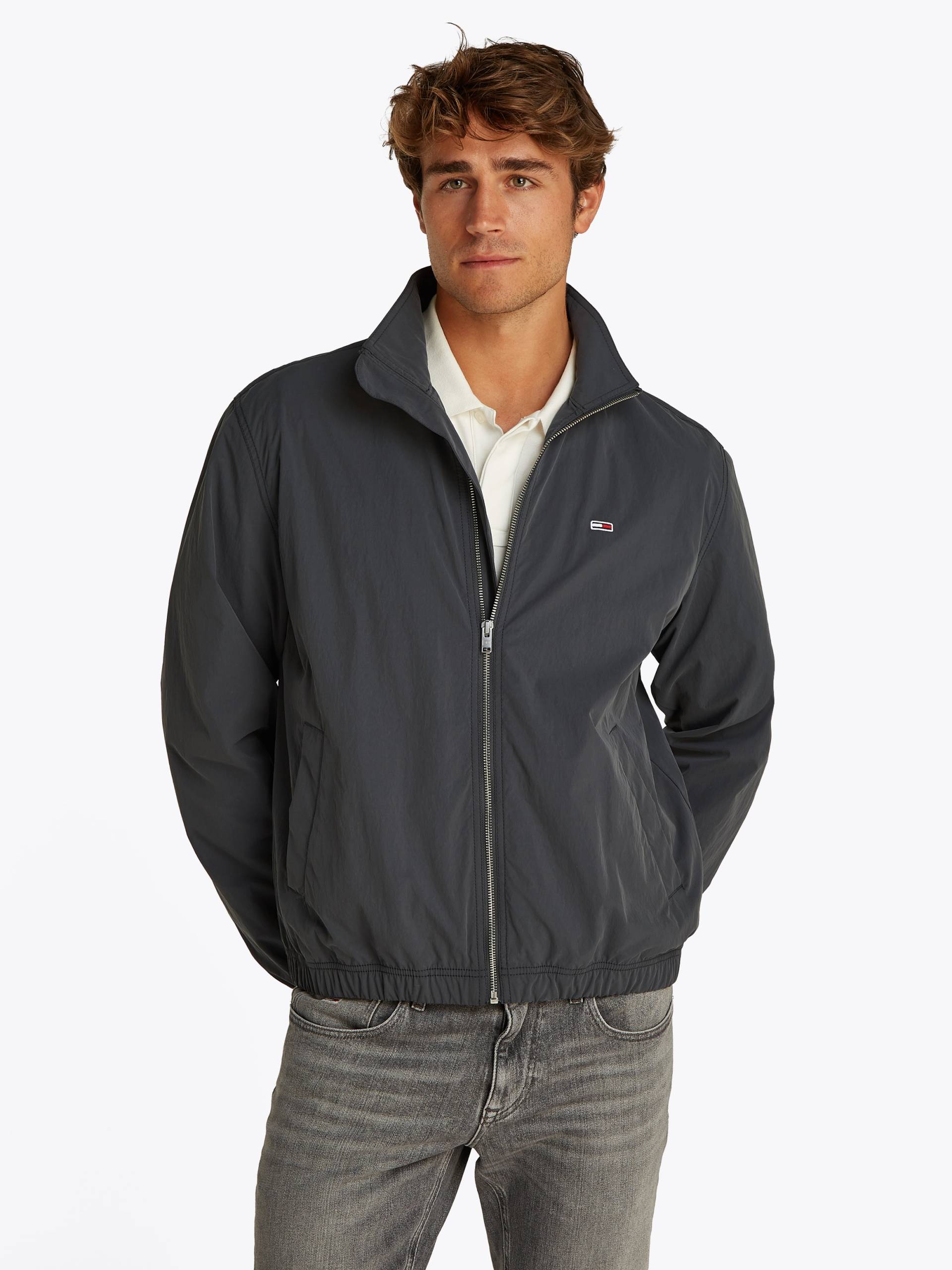 Tommy Jeans Bomberjacke »TJM ESSENTIAL JACKET EXT«, mit Logostickerei Tommy Jeans Bomberjacke »TJM ESSENTIAL JACKET EXT«, mit Logostickerei von TOMMY JEANS