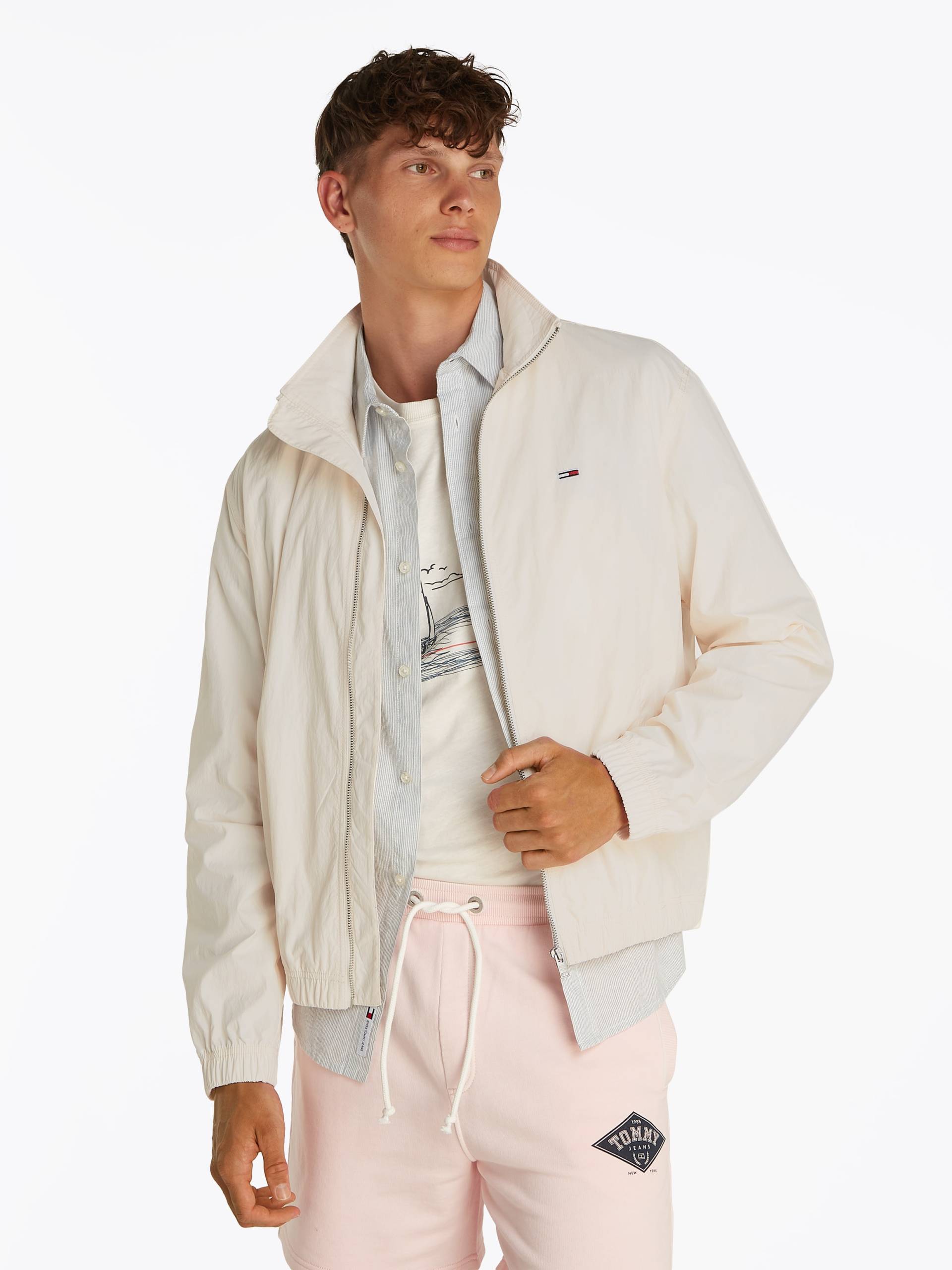 Tommy Jeans Bomberjacke »TJM ESSENTIAL JACKET EXT«, mit Logostickerei Tommy Jeans Bomberjacke »TJM ESSENTIAL JACKET EXT«, mit Logostickerei von TOMMY JEANS