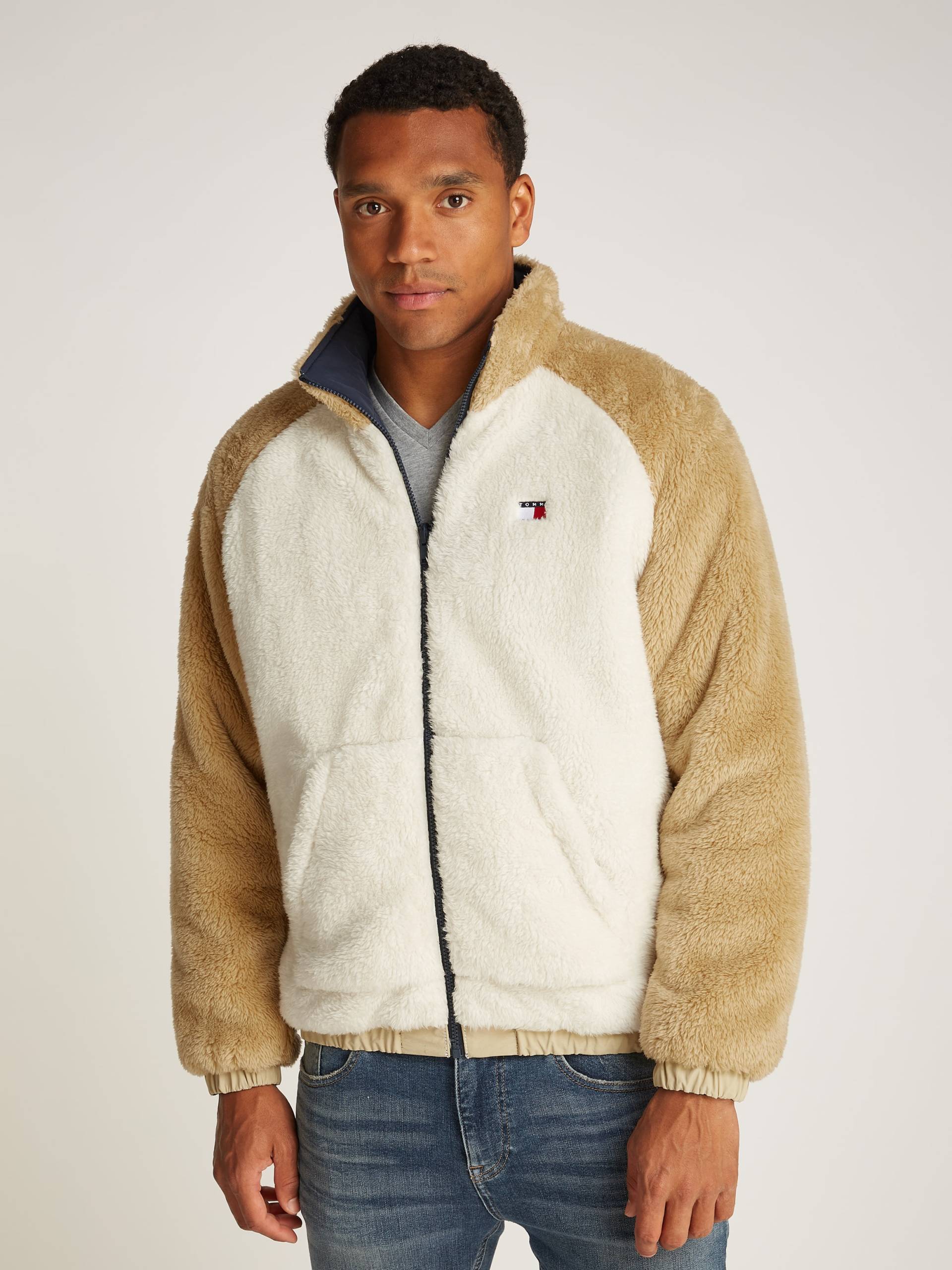 Tommy Jeans Bomberjacke »TJM FLUFFY REVERSIBLE JACKET EXT«, mit kontrastfarbenen Ärmeln Tommy Jeans Bomberjacke »TJM FLUFFY REVERSIBLE JACKET EXT«, mit kontrastfarbenen Ärmeln von TOMMY JEANS