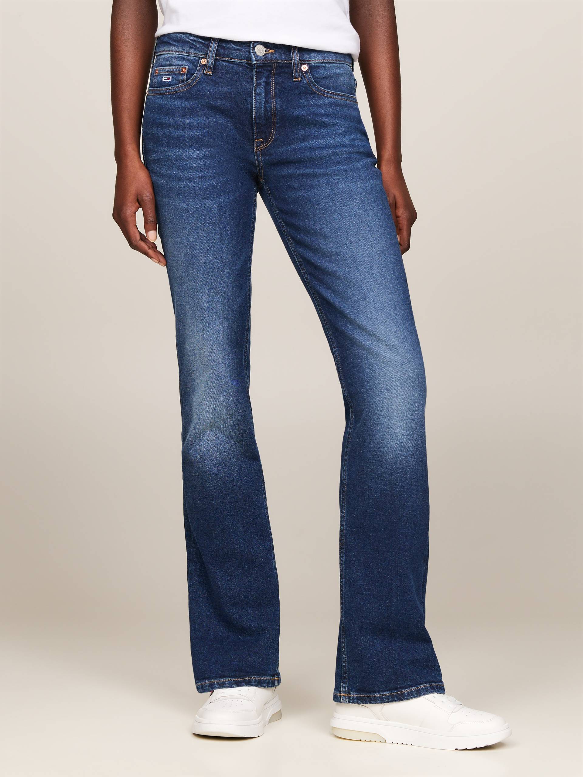Tommy Jeans Bootcut-Jeans »MADDIE MD BC DH5161«, mit Tommy Jeans Logo-Badge von TOMMY JEANS