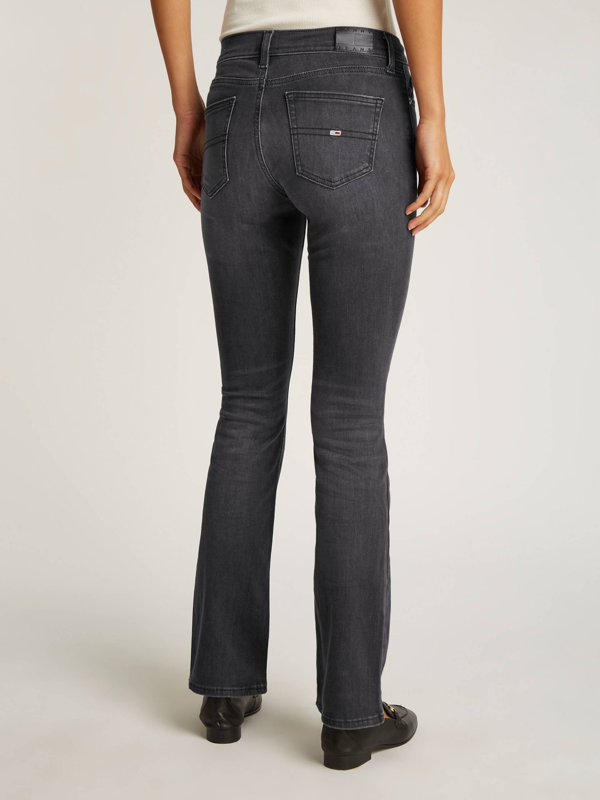 Tommy Jeans Bootcut-Jeans »Maddie Mid Rise Bootcut«, in hellblauer Waschung Tommy Jeans Bootcut-Jeans »Maddie Mid Rise Bootcut«, in hellblauer Waschung von TOMMY JEANS