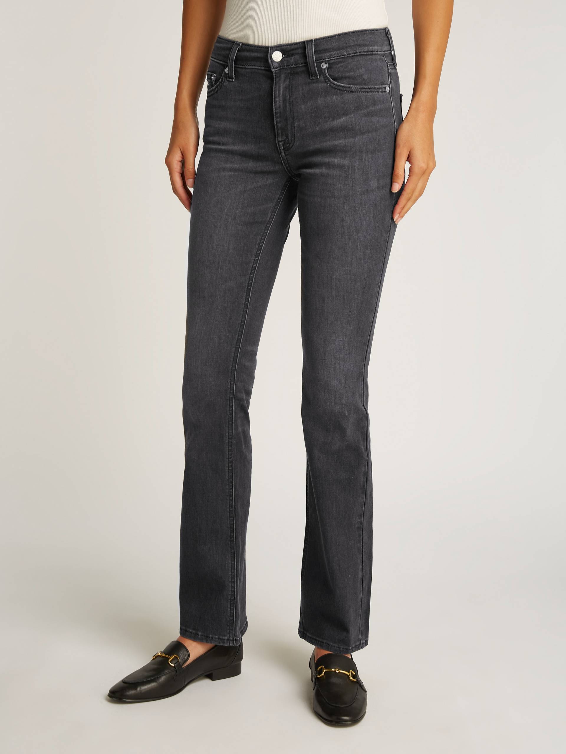 Tommy Jeans Bootcut-Jeans »Maddie Mid Rise Bootcut«, in hellblauer Waschung Tommy Jeans Bootcut-Jeans »Maddie Mid Rise Bootcut«, in hellblauer Waschung von TOMMY JEANS