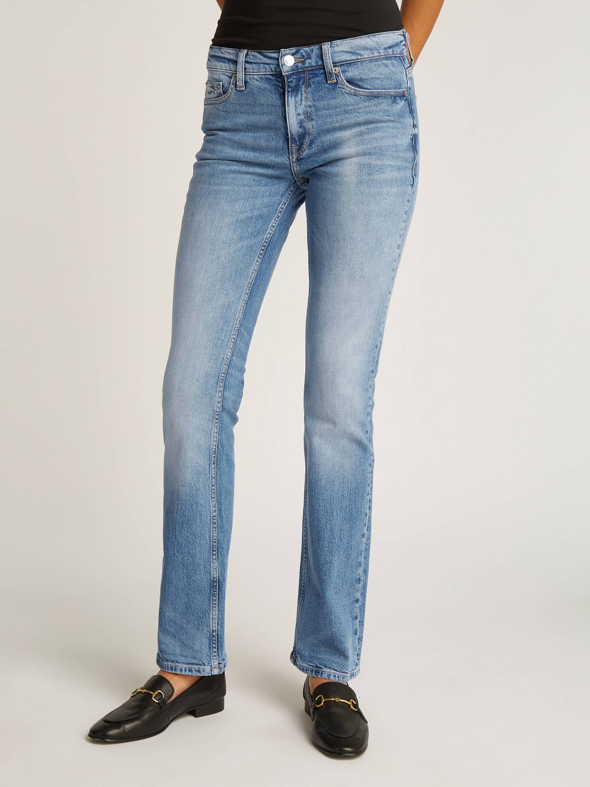 Tommy Jeans Bootcut-Jeans »Maddie Mid Rise Bootcut«, in hellblauer Waschung Tommy Jeans Bootcut-Jeans »Maddie Mid Rise Bootcut«, in hellblauer Waschung von TOMMY JEANS