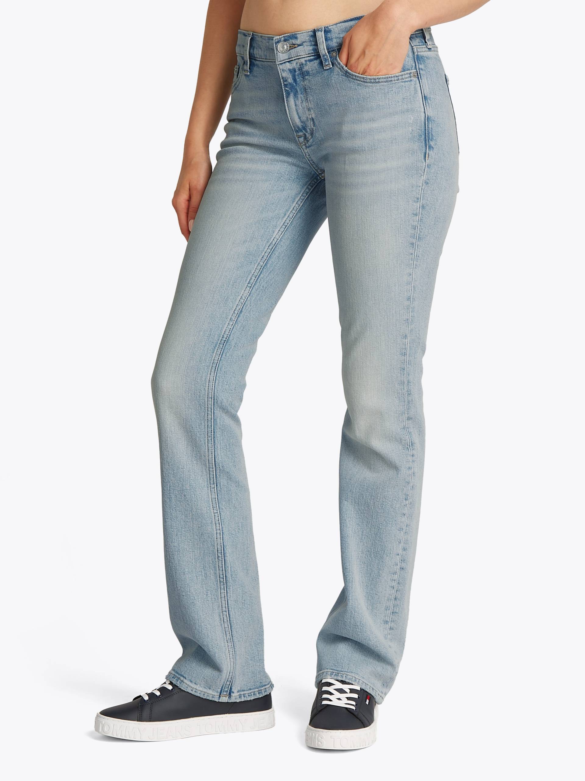 Tommy Jeans Bootcut-Jeans »Maddie Mid Rise Bootcut«, in hellblauer Waschung Tommy Jeans Bootcut-Jeans »Maddie Mid Rise Bootcut«, in hellblauer Waschung von TOMMY JEANS