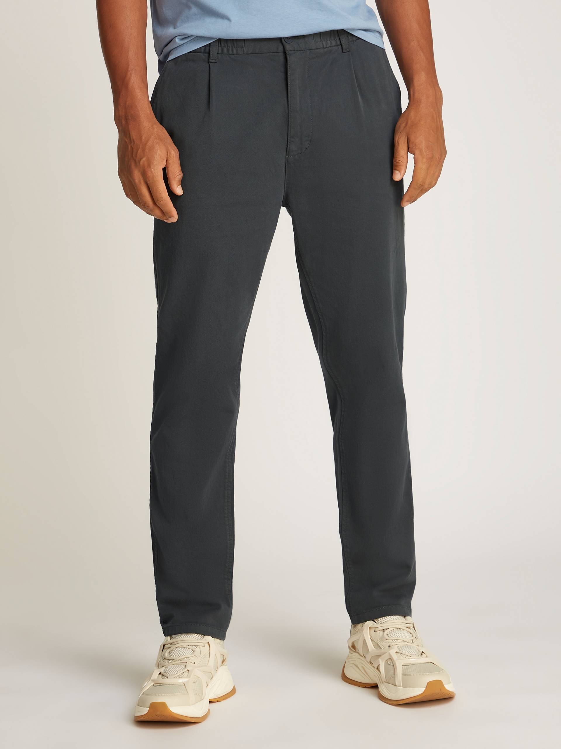 Tommy Jeans Chinohose »TJM CASUAL ELASTICATED PANT«, mit Bundfalten von TOMMY JEANS