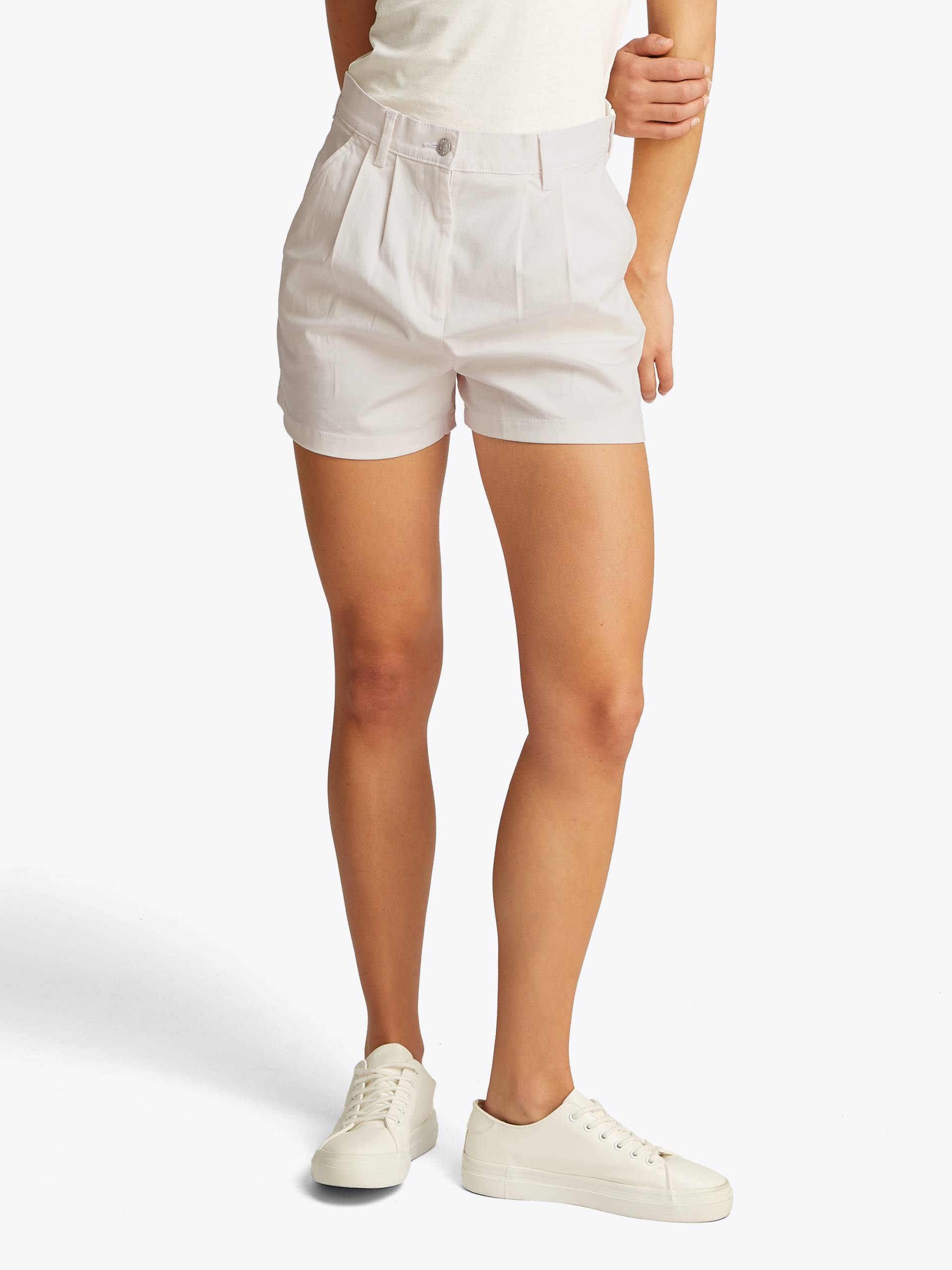 Tommy Jeans Chinoshorts »TJW CLAIRE HR PLEATED SHORT«, mit Bundfalten, mit Logostickerei von TOMMY JEANS