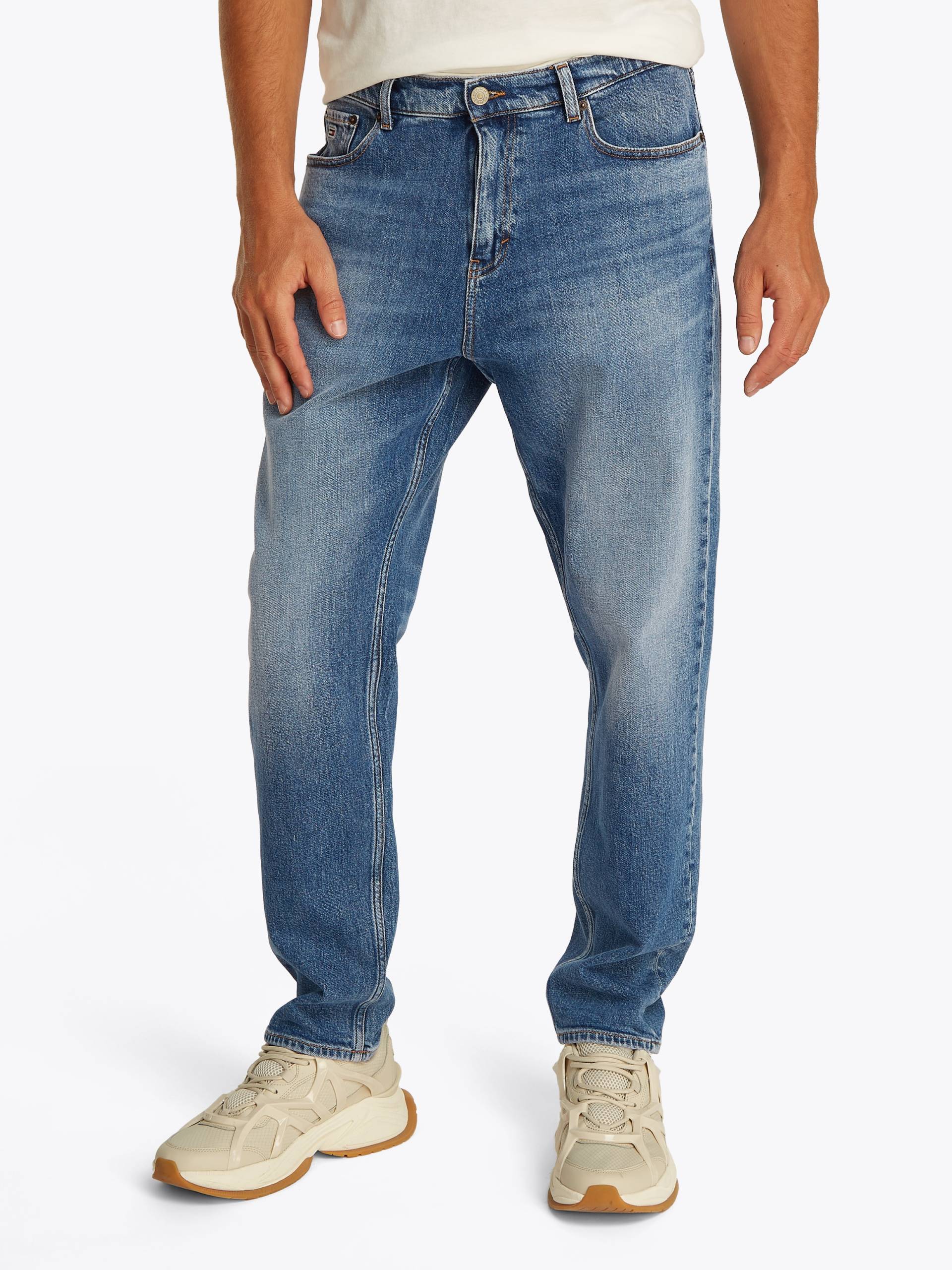 Tommy Jeans Gerade Jeans »Isaac Relaxed Tapered«, Mit Gürtelschlaufen Tommy Jeans Gerade Jeans »Isaac Relaxed Tapered«, Mit Gürtelschlaufen von TOMMY JEANS