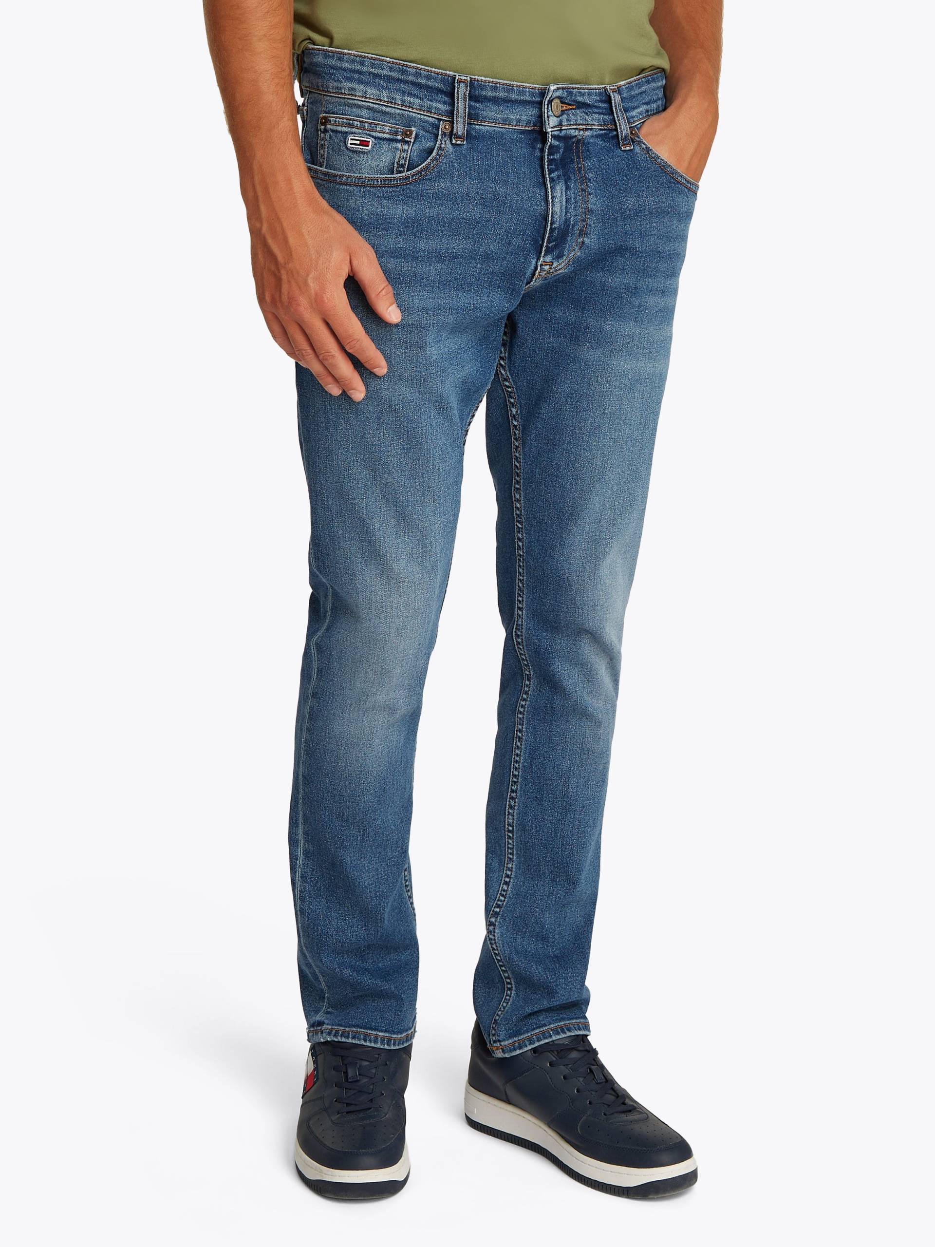 Tommy Jeans Gerade Jeans »SCANTON SLIM BI0234«, Mit Markenlabel aus Leder hinten von TOMMY JEANS