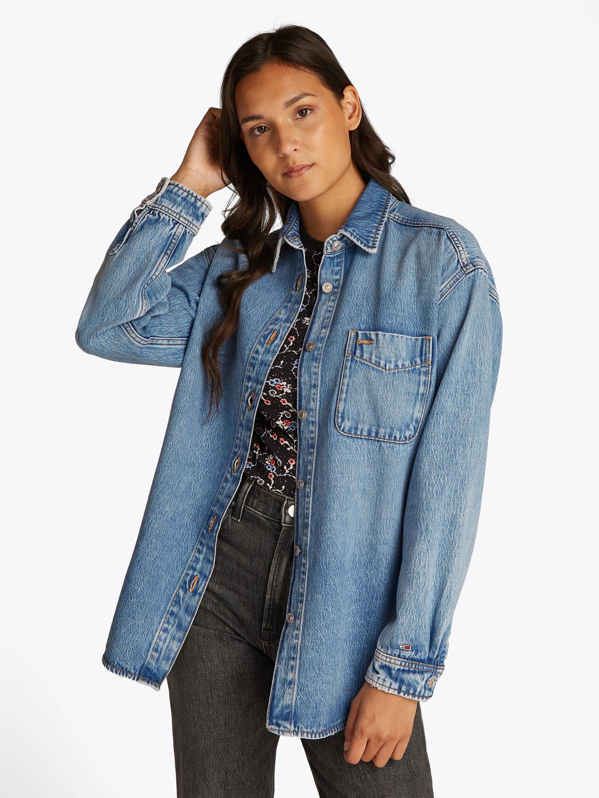 Tommy Jeans Hemdbluse »RELAXED LS SHIRT BI6011«, mit Brusttasche, in blauer Waschung Overshirt Jeansjacke von TOMMY JEANS