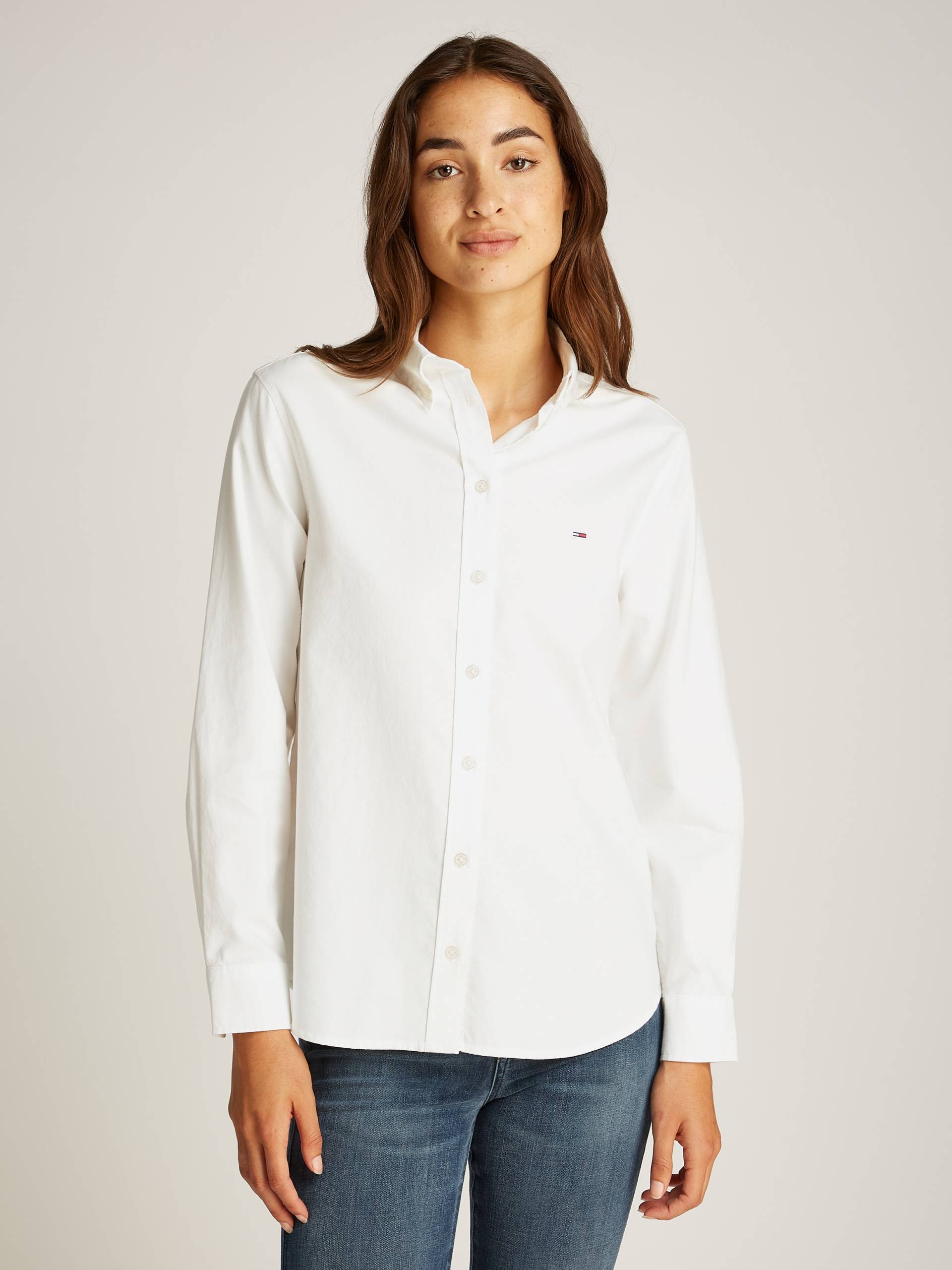 Tommy Jeans Hemdbluse »TJW REG OXFORD SHIRT«, mit Logostickerei Tommy Jeans Hemdbluse »TJW REG OXFORD SHIRT«, mit Logostickerei von TOMMY JEANS