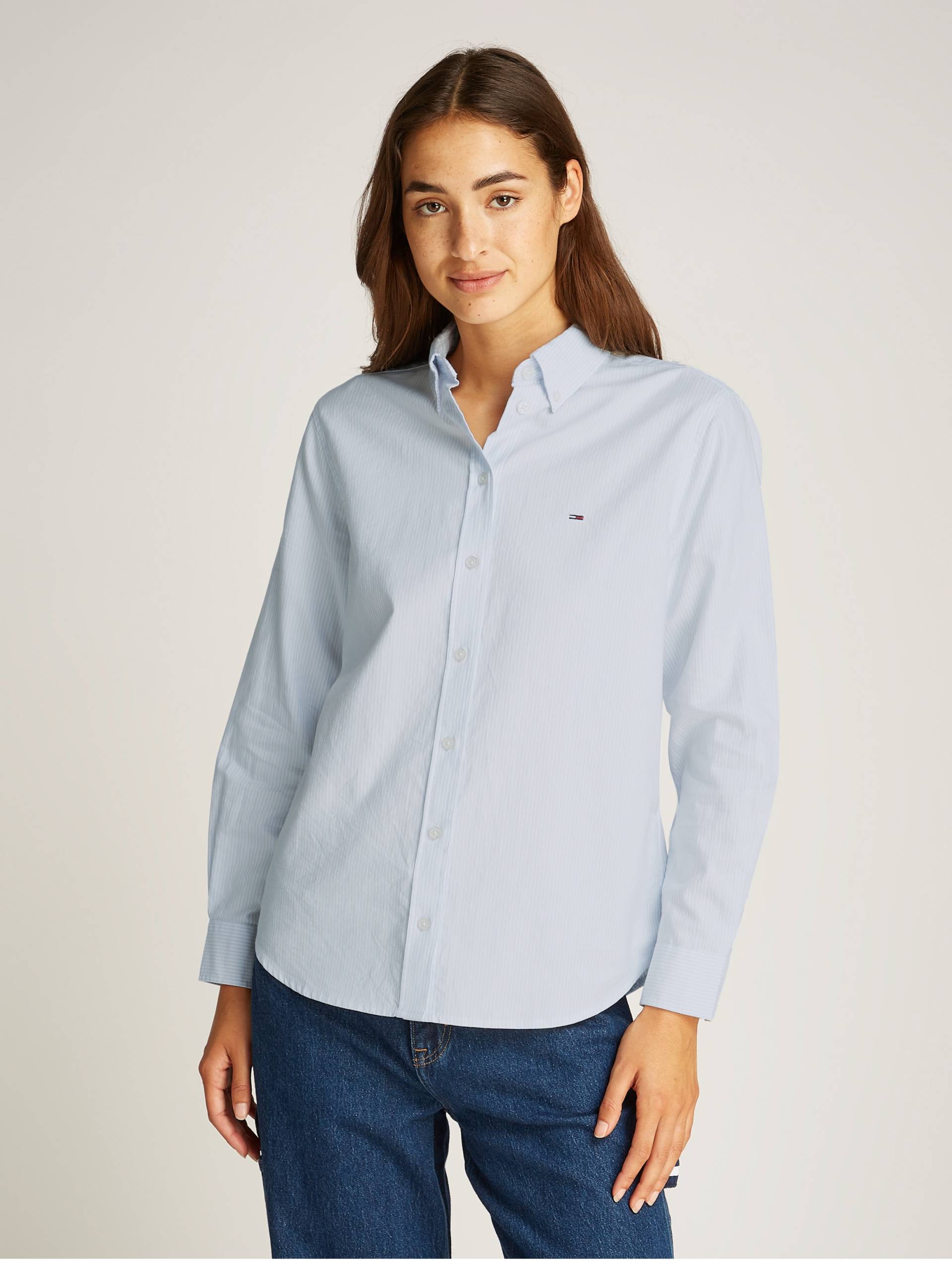 Tommy Jeans Hemdbluse »TJW REG OXFORD SHIRT«, mit Logostickerei Tommy Jeans Hemdbluse »TJW REG OXFORD SHIRT«, mit Logostickerei von TOMMY JEANS