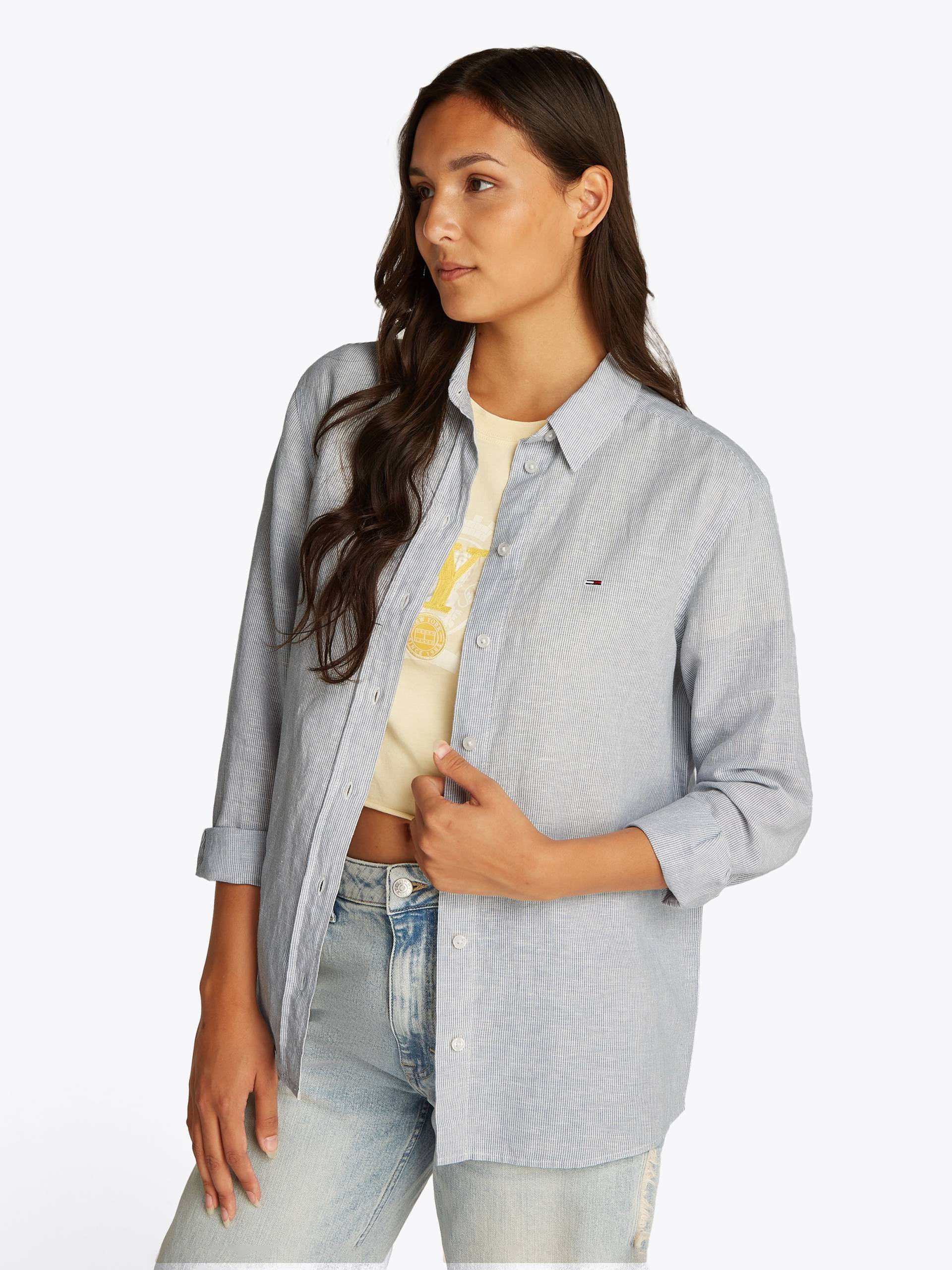Tommy Jeans Hemdbluse »TJW RLX LINEN SHIRT«, mit Logostickerei Tommy Jeans Hemdbluse »TJW RLX LINEN SHIRT«, mit Logostickerei von TOMMY JEANS