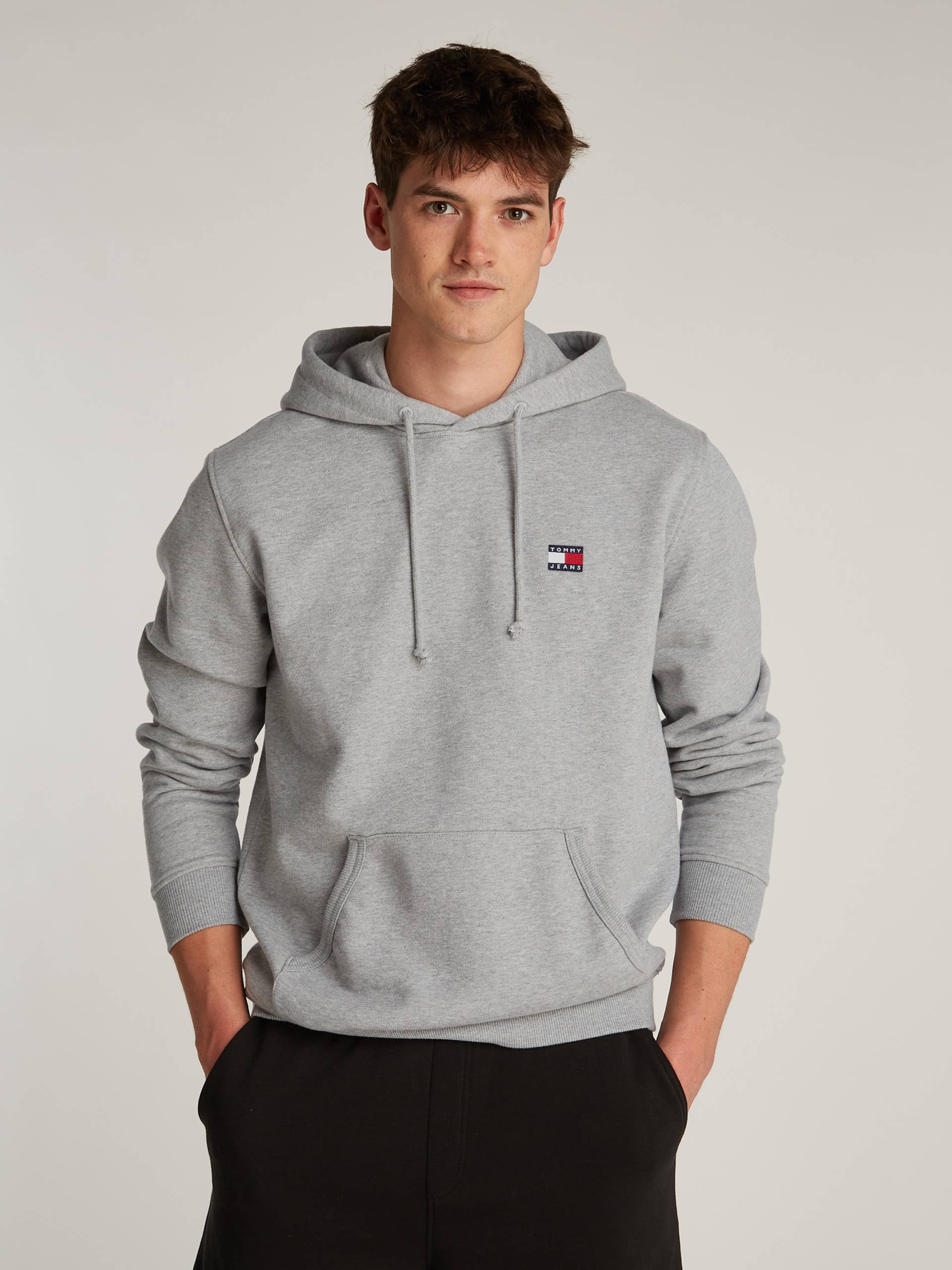 Tommy Jeans Hoodie »TJM REG BADGE HOODIE EXT«, Mit Rundhalsausschnitt von TOMMY JEANS