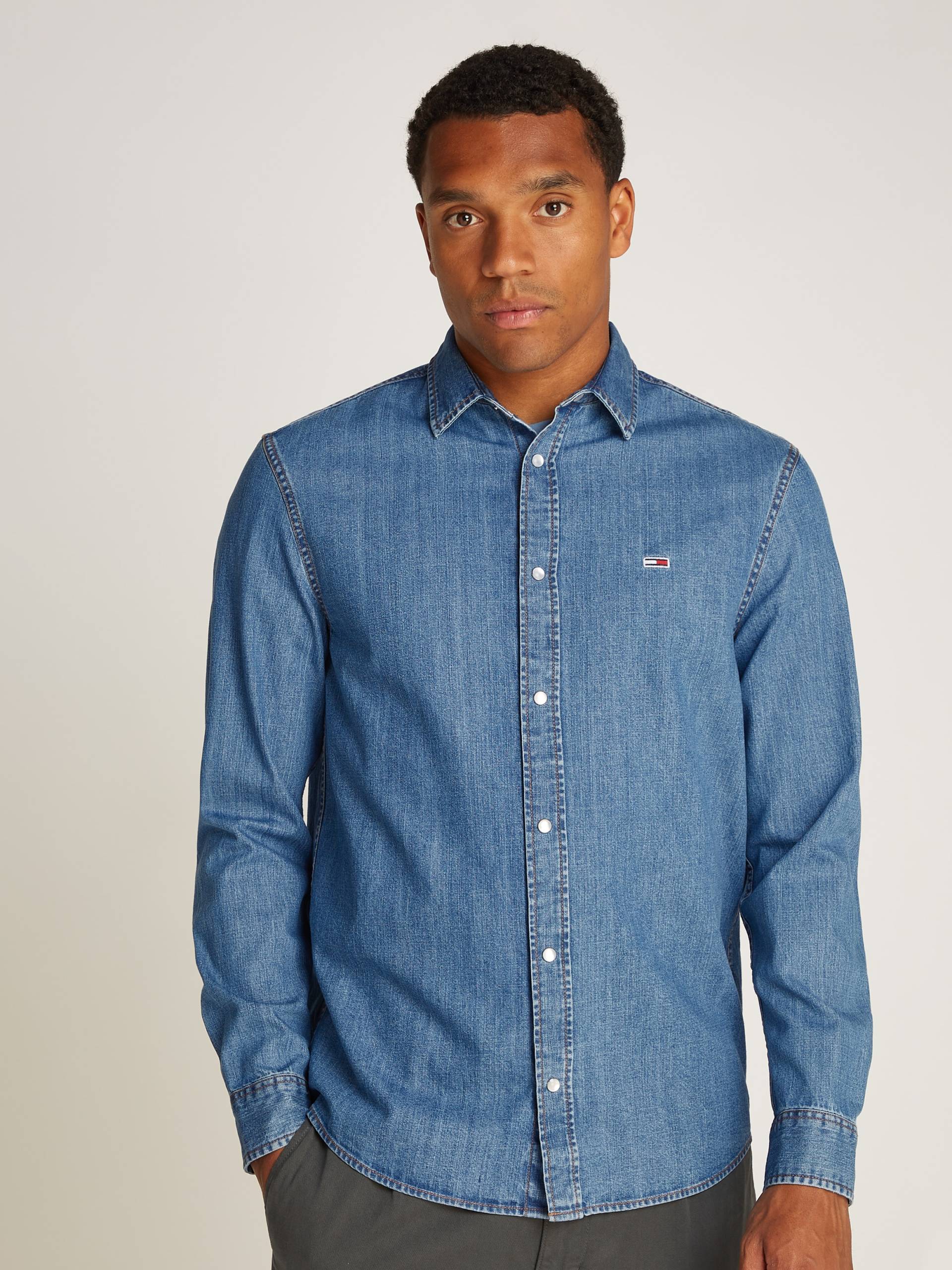 Tommy Jeans Jeanshemd »RGLR FIT SHIRT MID BLUE«, in blauer Waschung von TOMMY JEANS