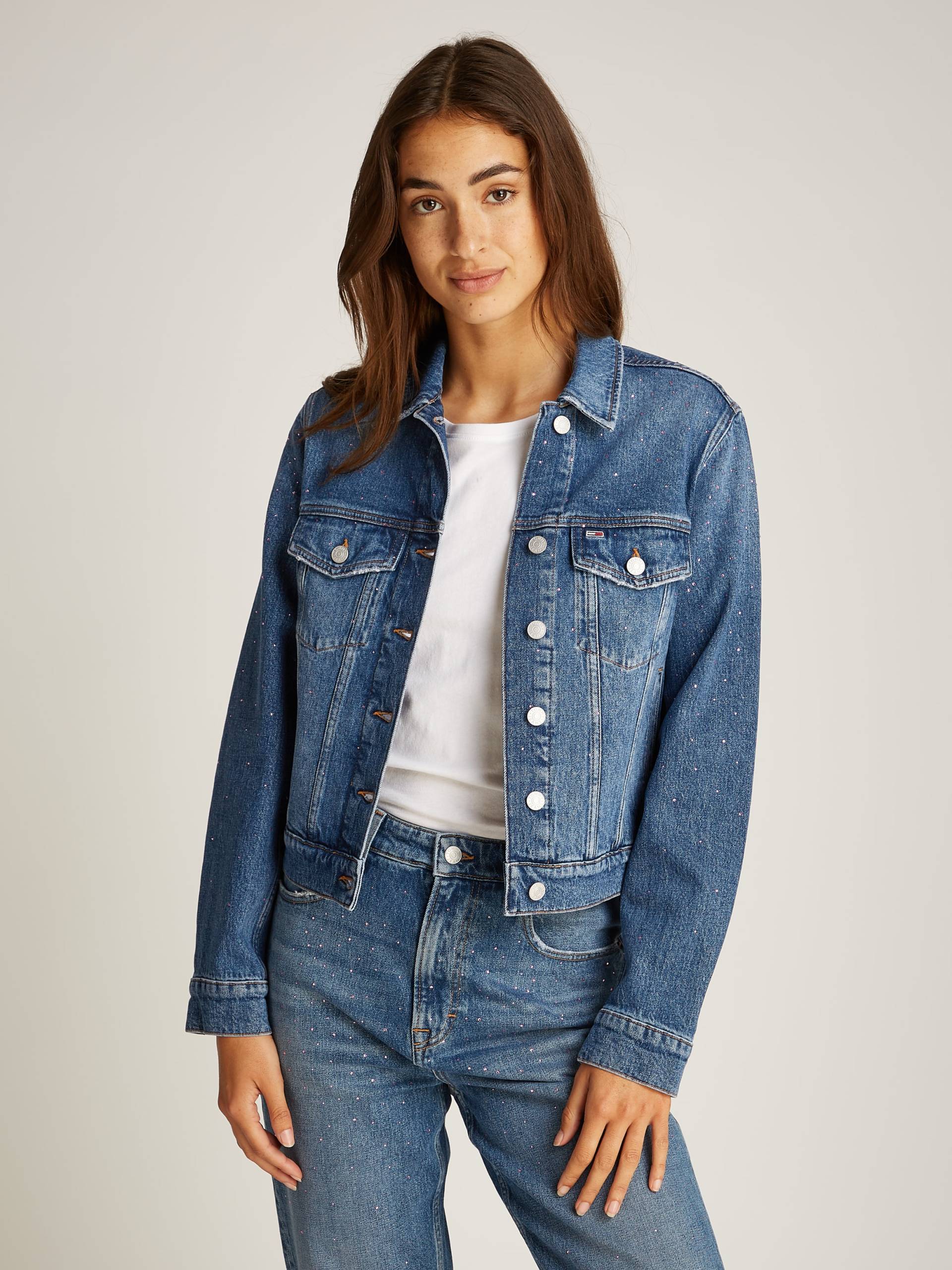 Tommy Jeans Jeansjacke »CLASSIC TRUCKER JACKET AI6136«, mit typischen Trucker Details, mit Schmucksteinen von TOMMY JEANS