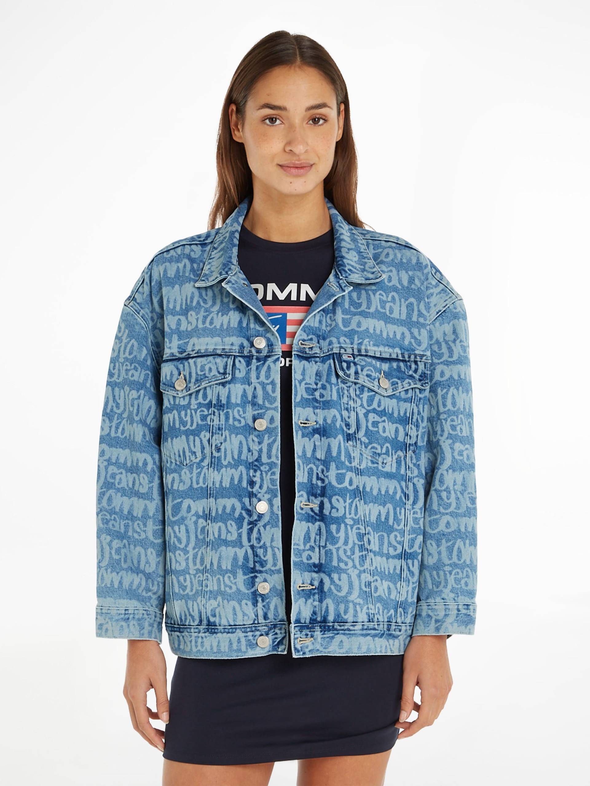 Tommy Jeans Jeansjacke »DAISY OVR JACKET CG7032«, mit Allover-Logodrucken, Y2K Streetstyle, Monogram von TOMMY JEANS