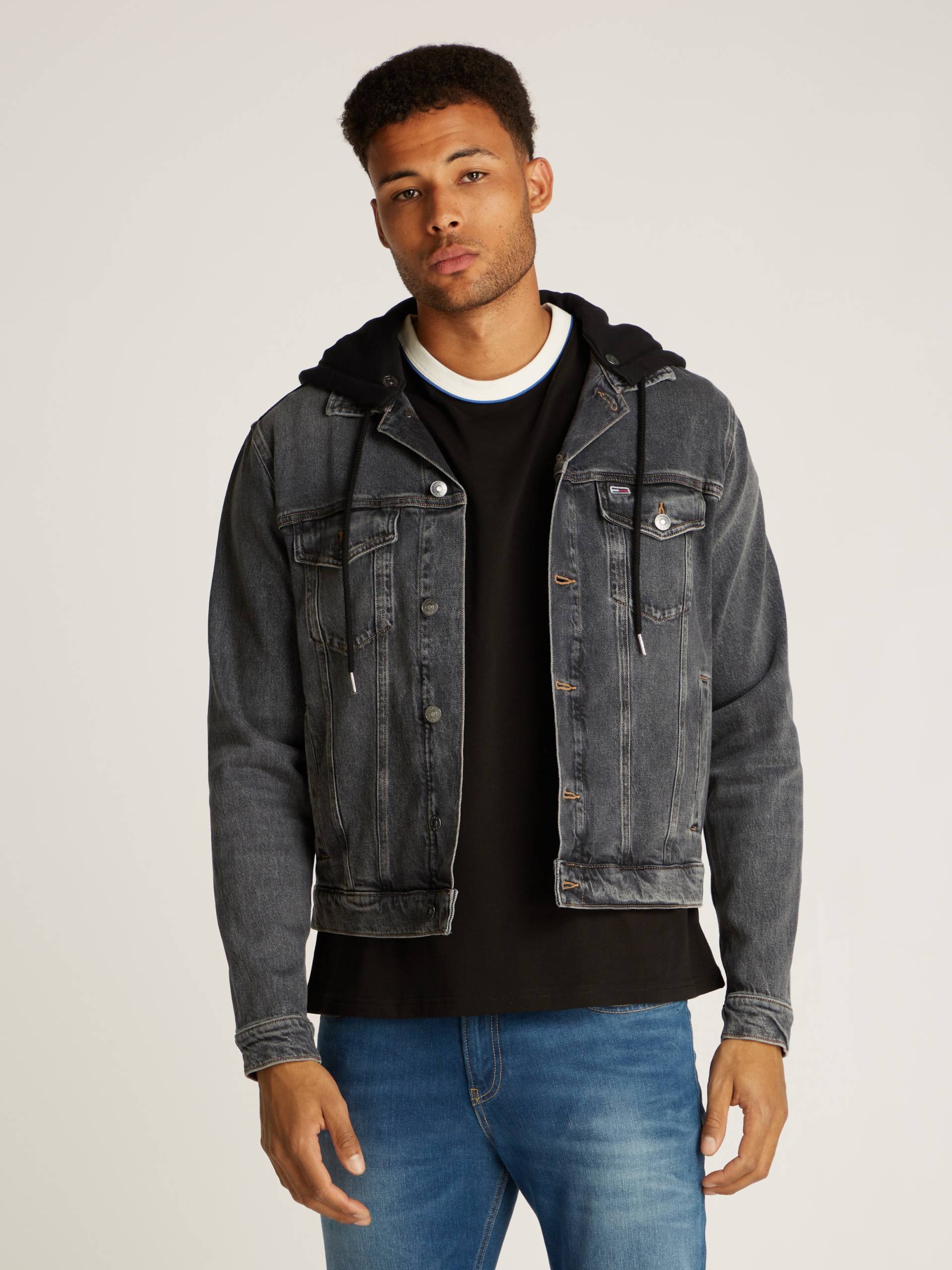 Tommy Jeans Jeansjacke »HOODED RYAN RGL TRCKR JKT AI6184«, mit Kapuze, mit Badge von TOMMY JEANS