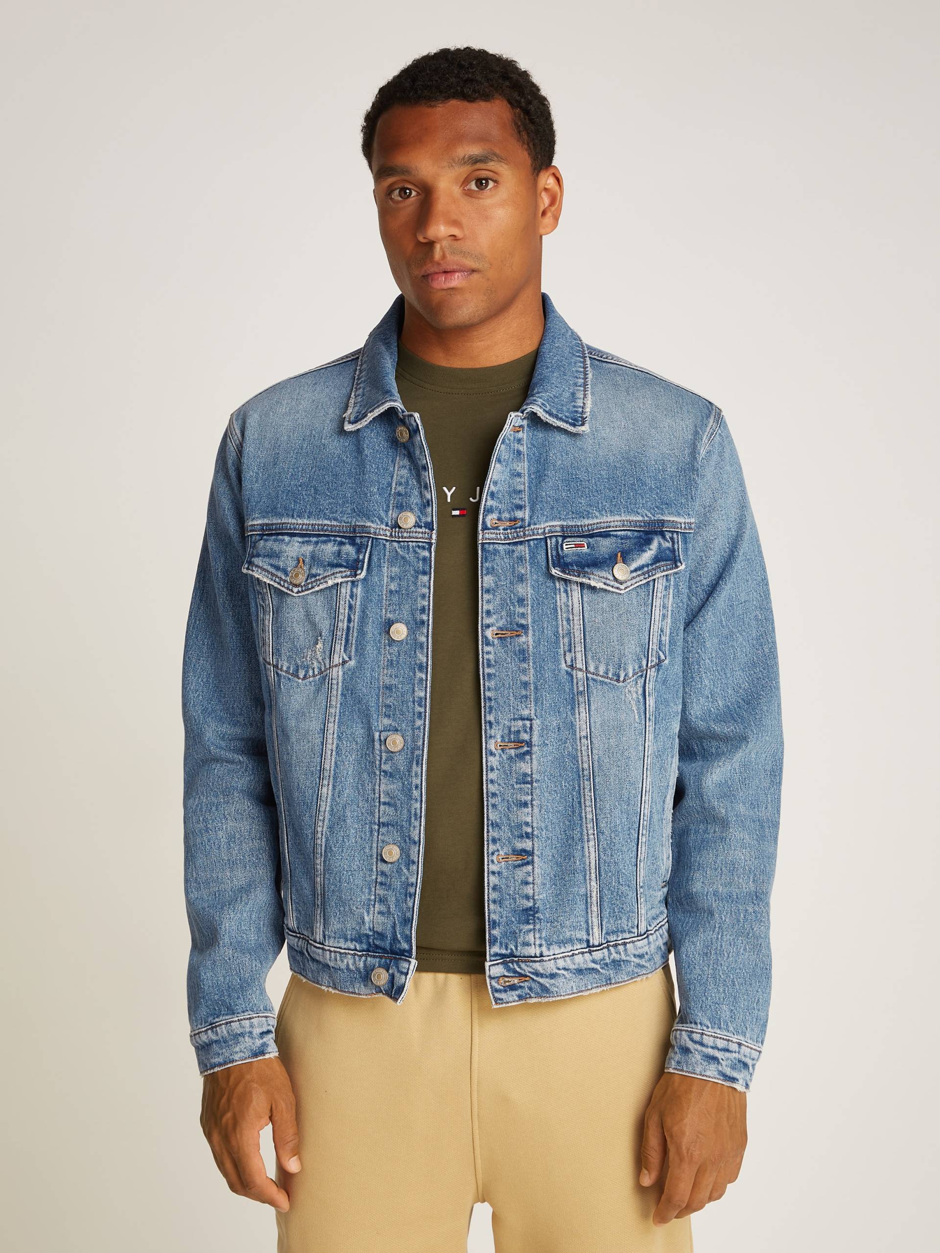 Tommy Jeans Jeansjacke »RYAN RGLR TRCKR JCKT AI6137«, in blauer Waschung Tommy Jeans Jeansjacke »RYAN RGLR TRCKR JCKT AI6137«, in blauer Waschung von TOMMY JEANS