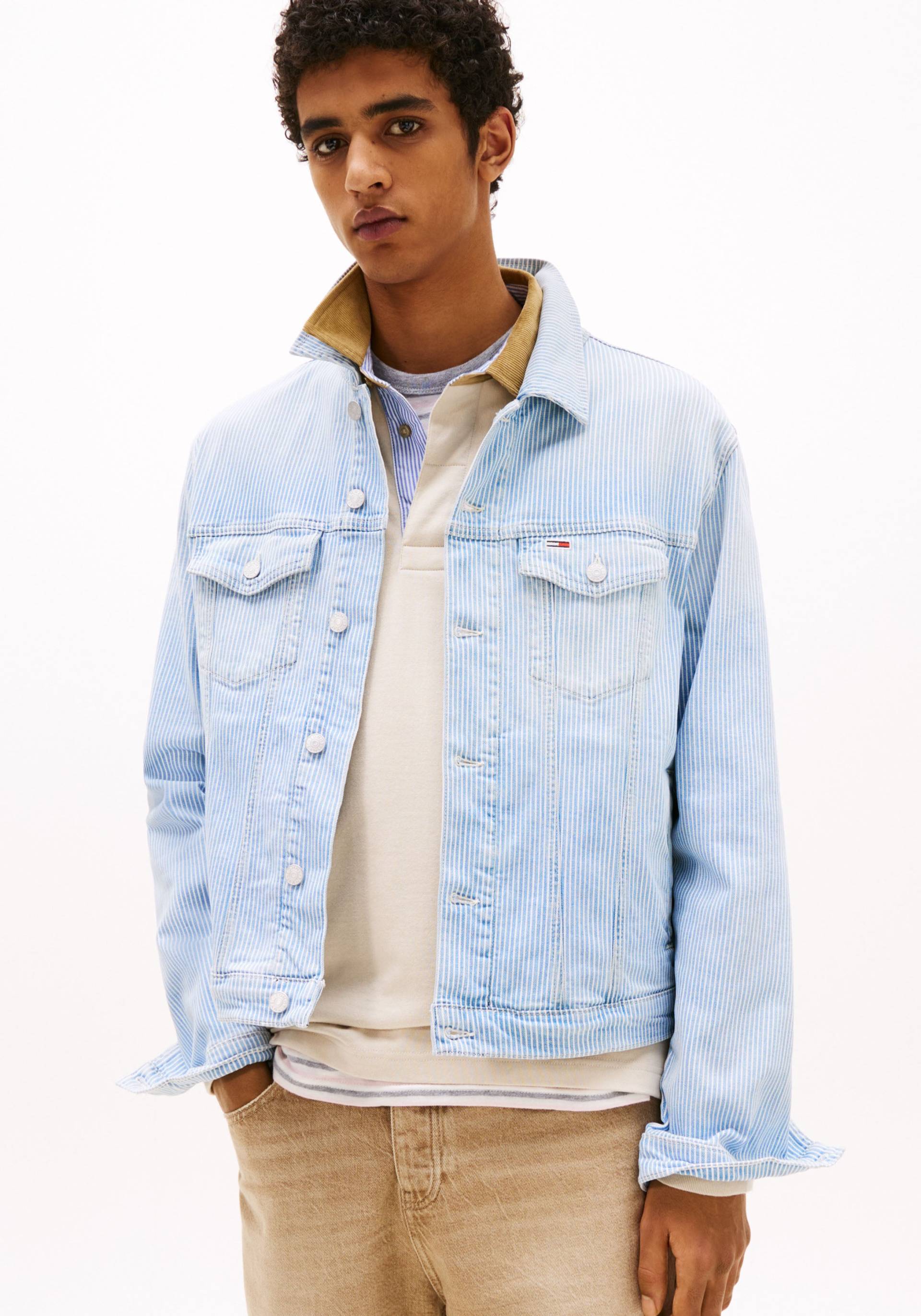 Tommy Jeans Jeansjacke »RYAN RGLR TRCKR JCKT BI6132«, fein gestreift Tommy Jeans Jeansjacke »RYAN RGLR TRCKR JCKT BI6132«, fein gestreift von TOMMY JEANS