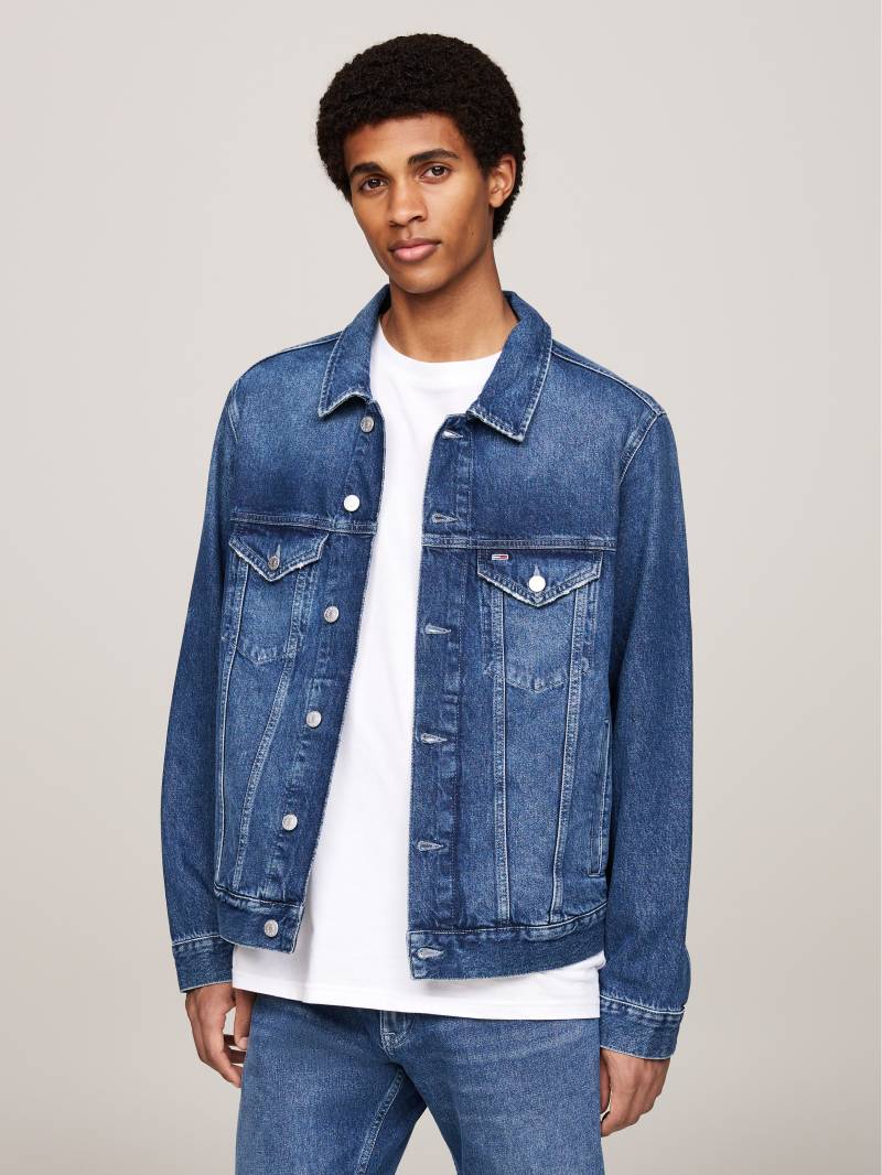 Tommy Jeans Jeansjacke »RYAN RGLR TRCKR JCKT DH6031«, Grosses Markenemblem auf der Rückseite von TOMMY JEANS