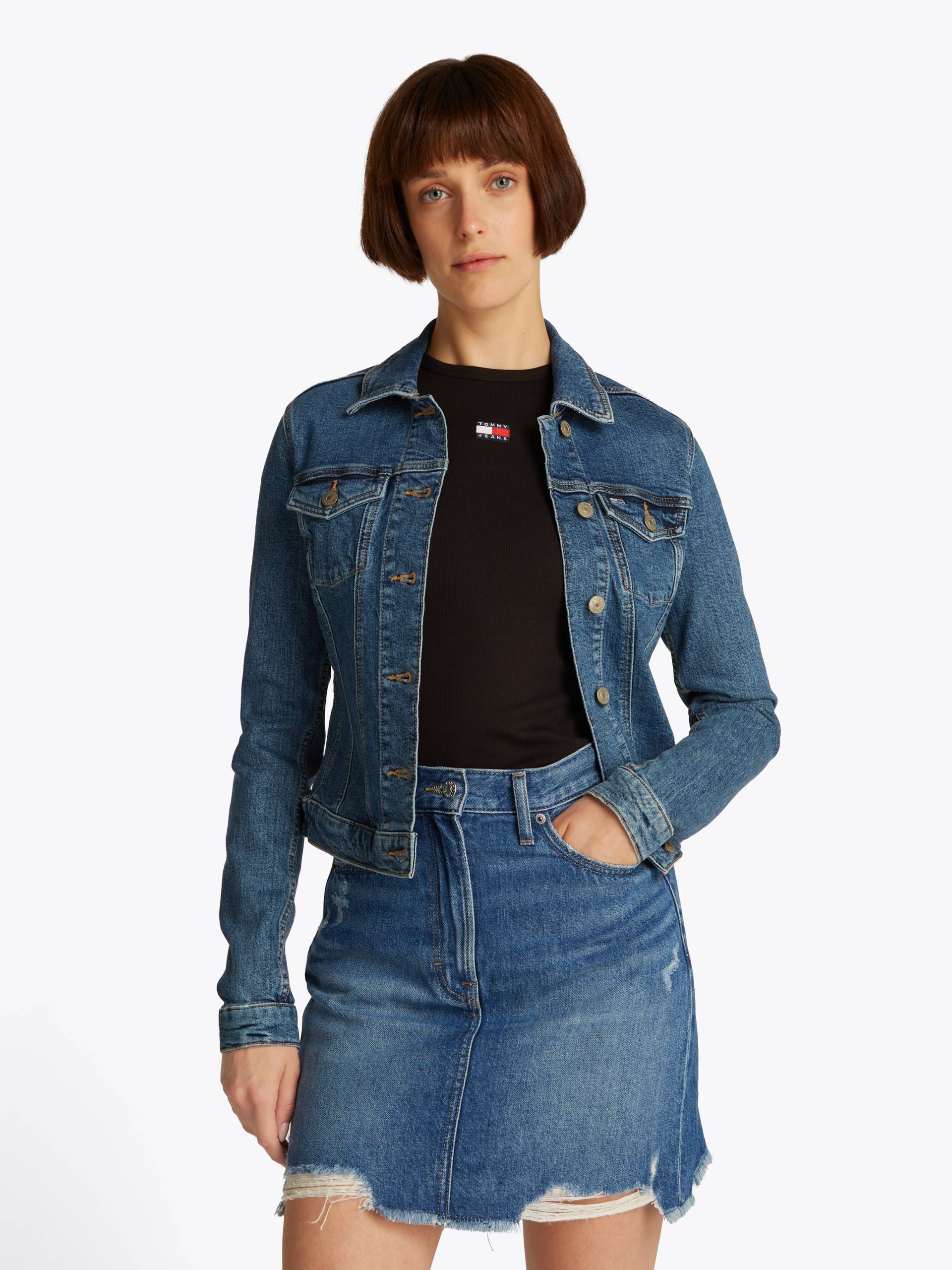 Tommy Jeans Jeansjacke »VIVIANNE SKN JACKET EXT BI8130«, mit Logo-Badge Tommy Jeans Jeansjacke »VIVIANNE SKN JACKET EXT BI8130«, mit Logo-Badge von TOMMY JEANS