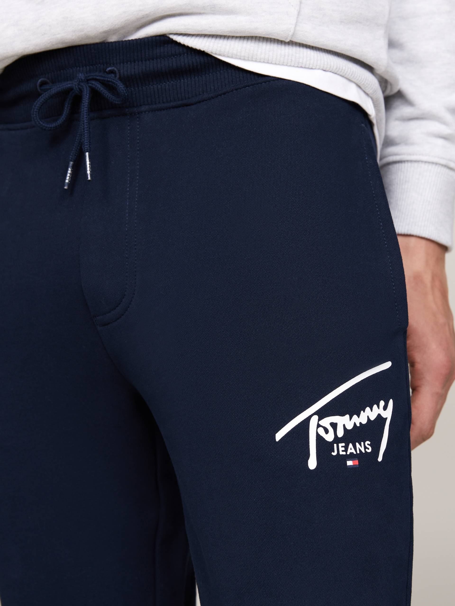 Tommy Jeans Jogginghose »TJM SLIM ENTRY GRAPHIC SWEATPANT«, mit Logoschriftzug von TOMMY JEANS